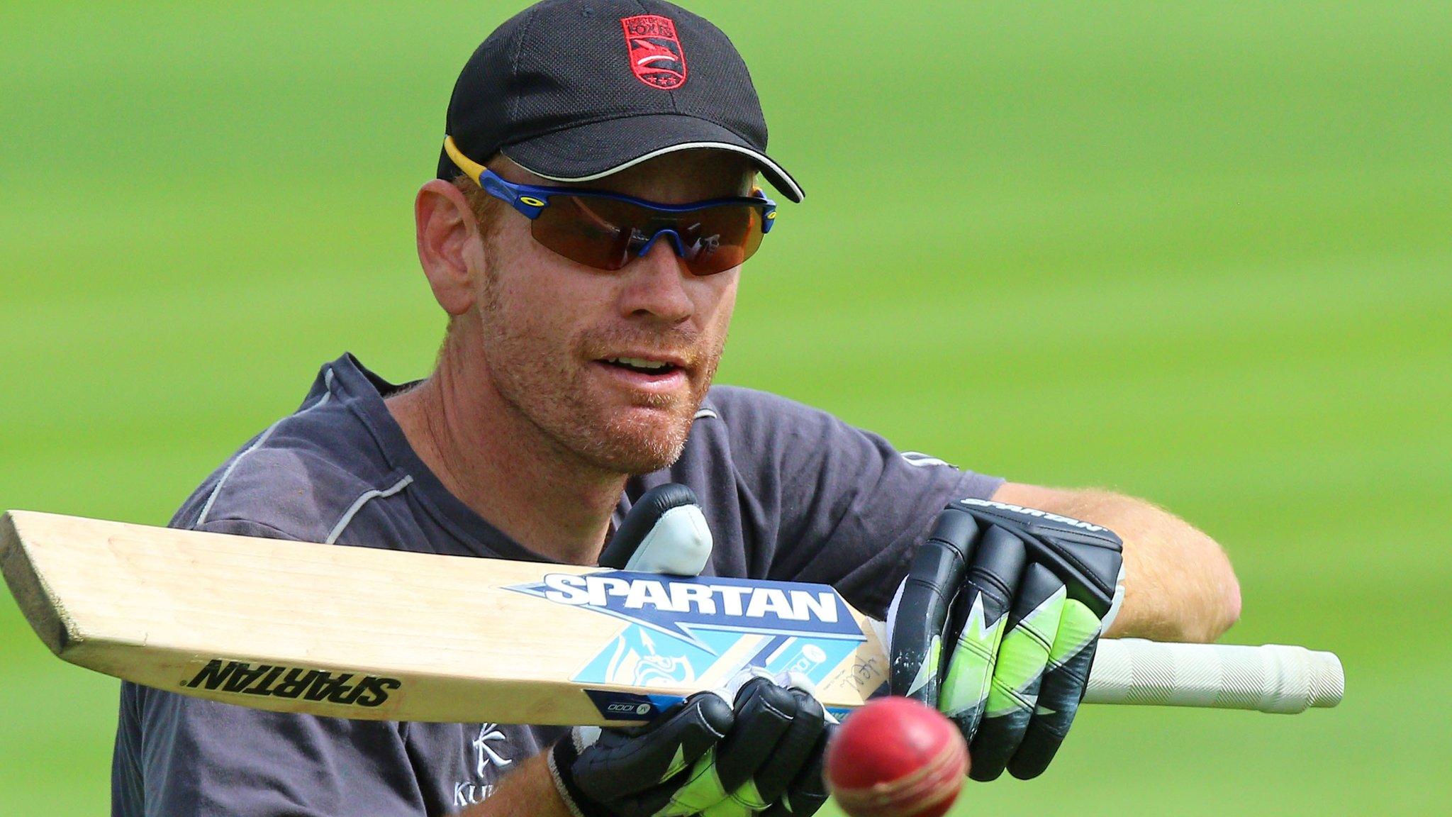 Andrew McDonald running Leicestershire players through drills