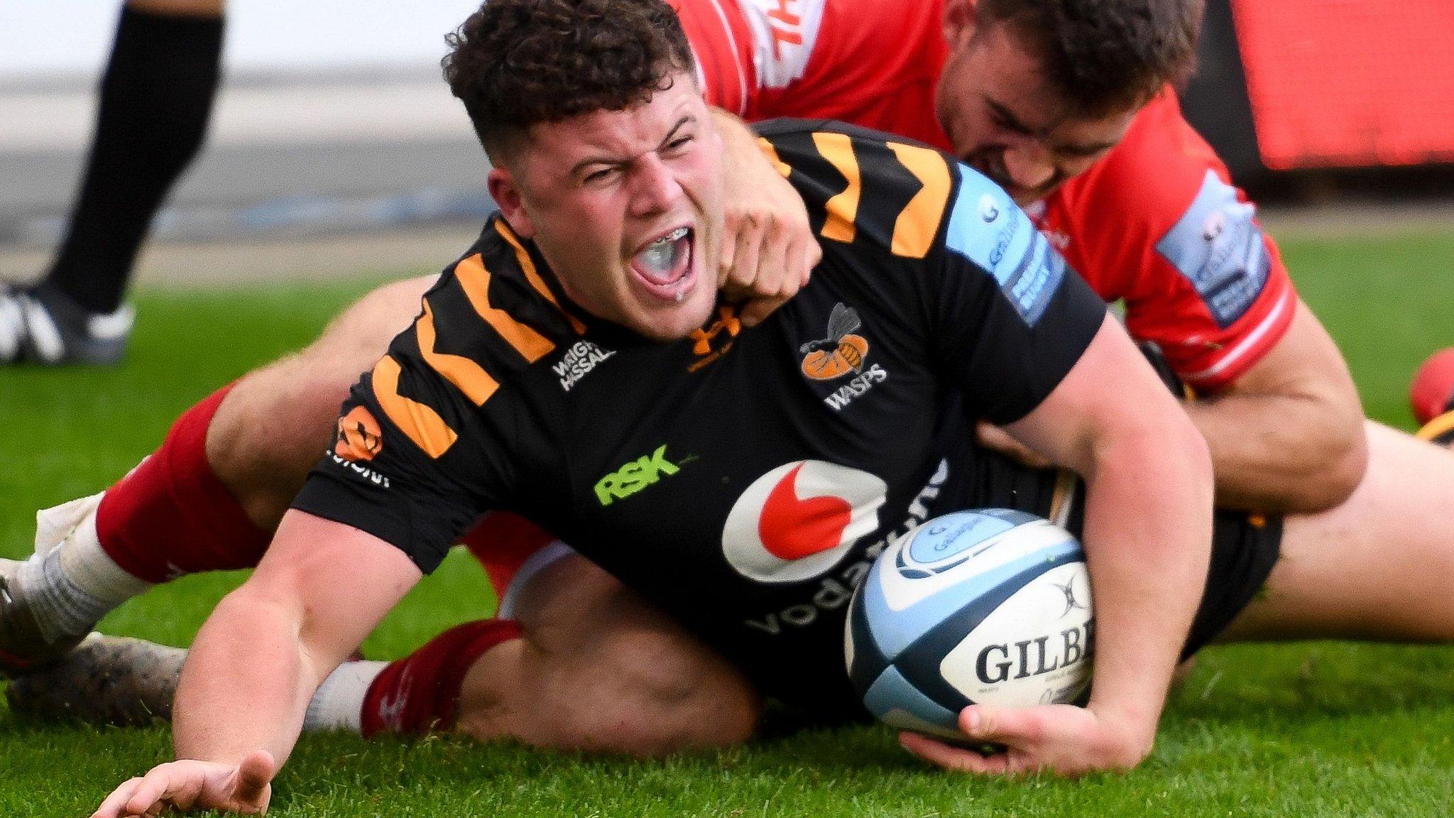 Alfie Barbeary scores a try for Wasps