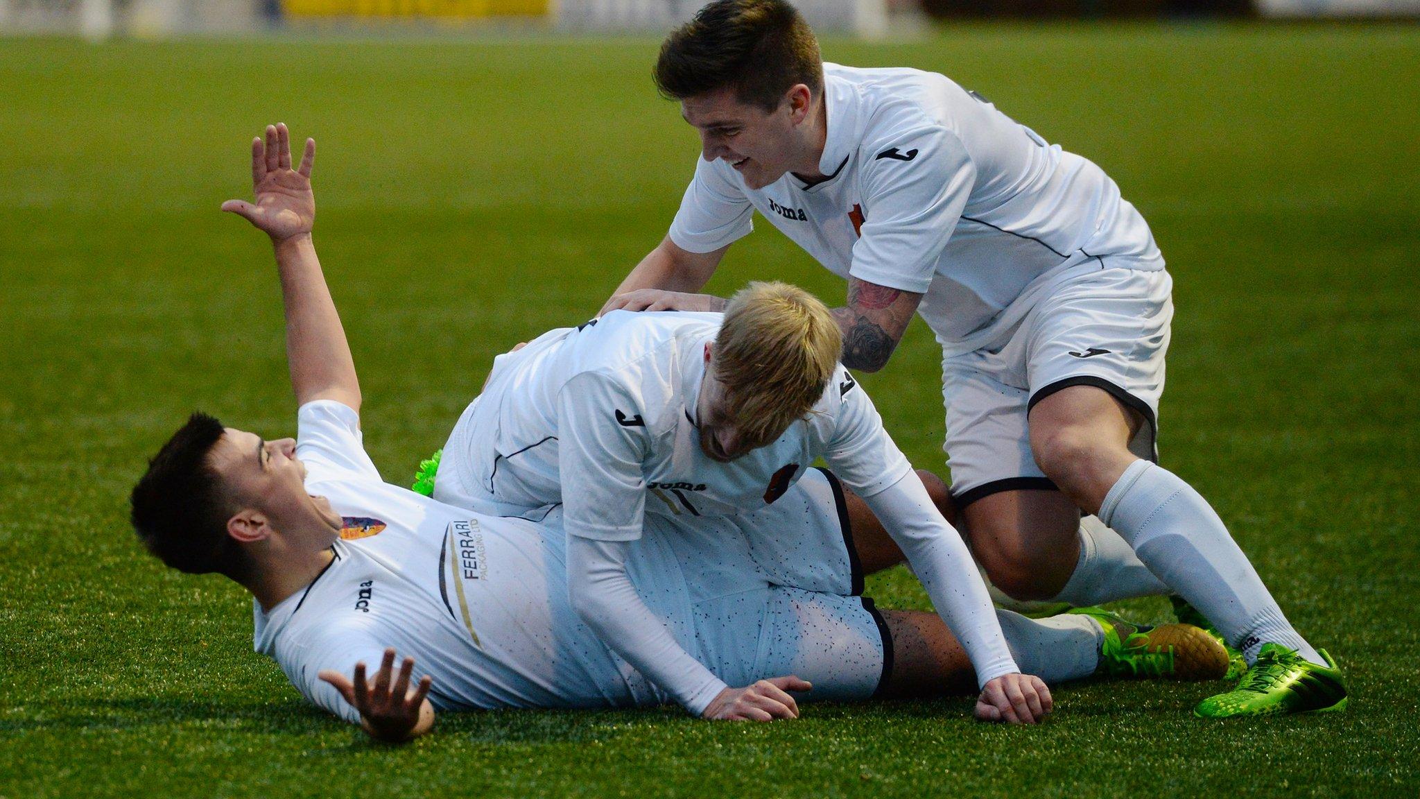 East Kilbride drew 2-2 at Stenhousemuir in the third round of he Scottish Cup