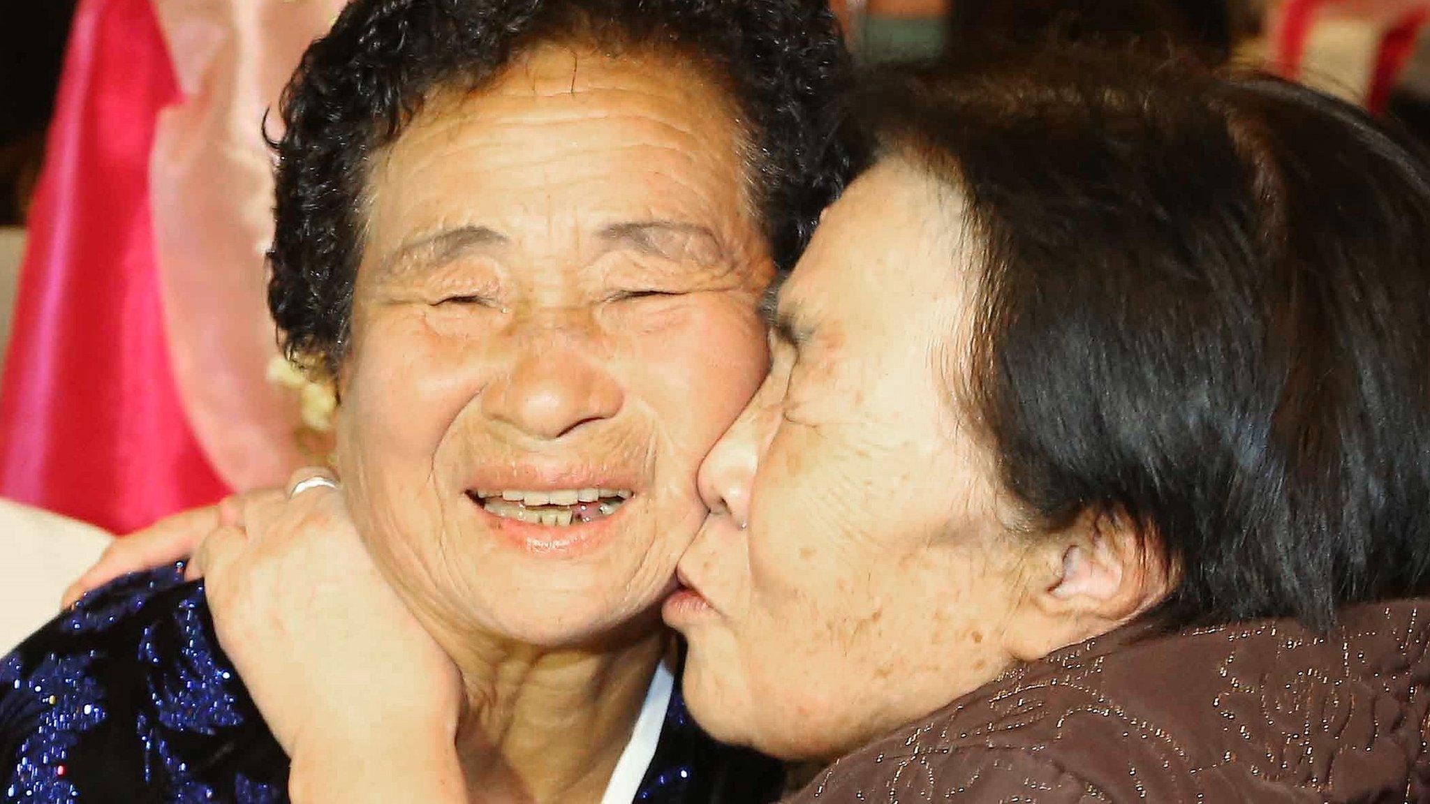 South Korean Cho Soon-Jeon (R), 83, rubs faces with her North Korean sister Gwi-Nyeo (L), 75, during a family reunion event in North Korea (24 October 2015)