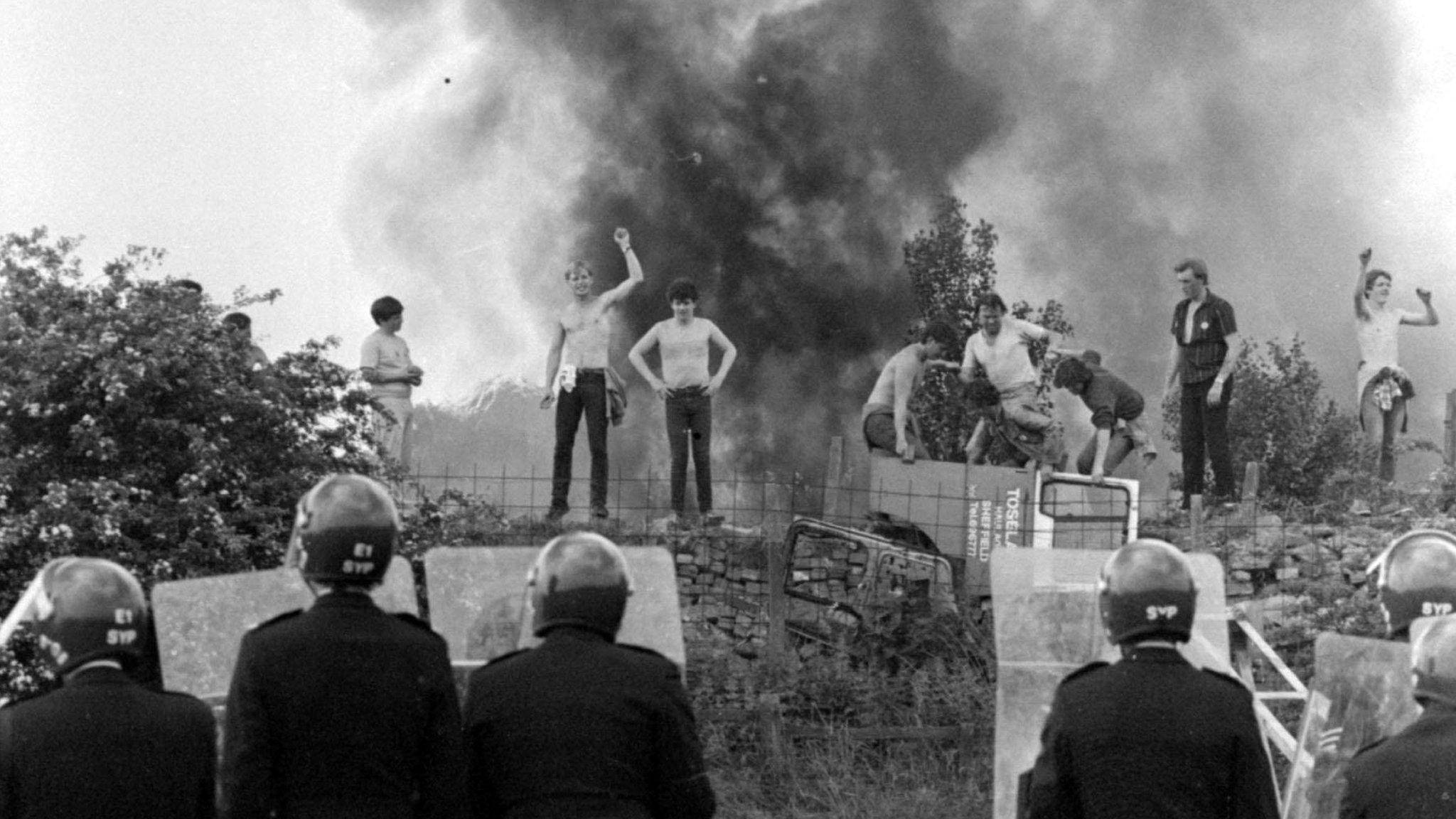 Pickets and police at Orgreave