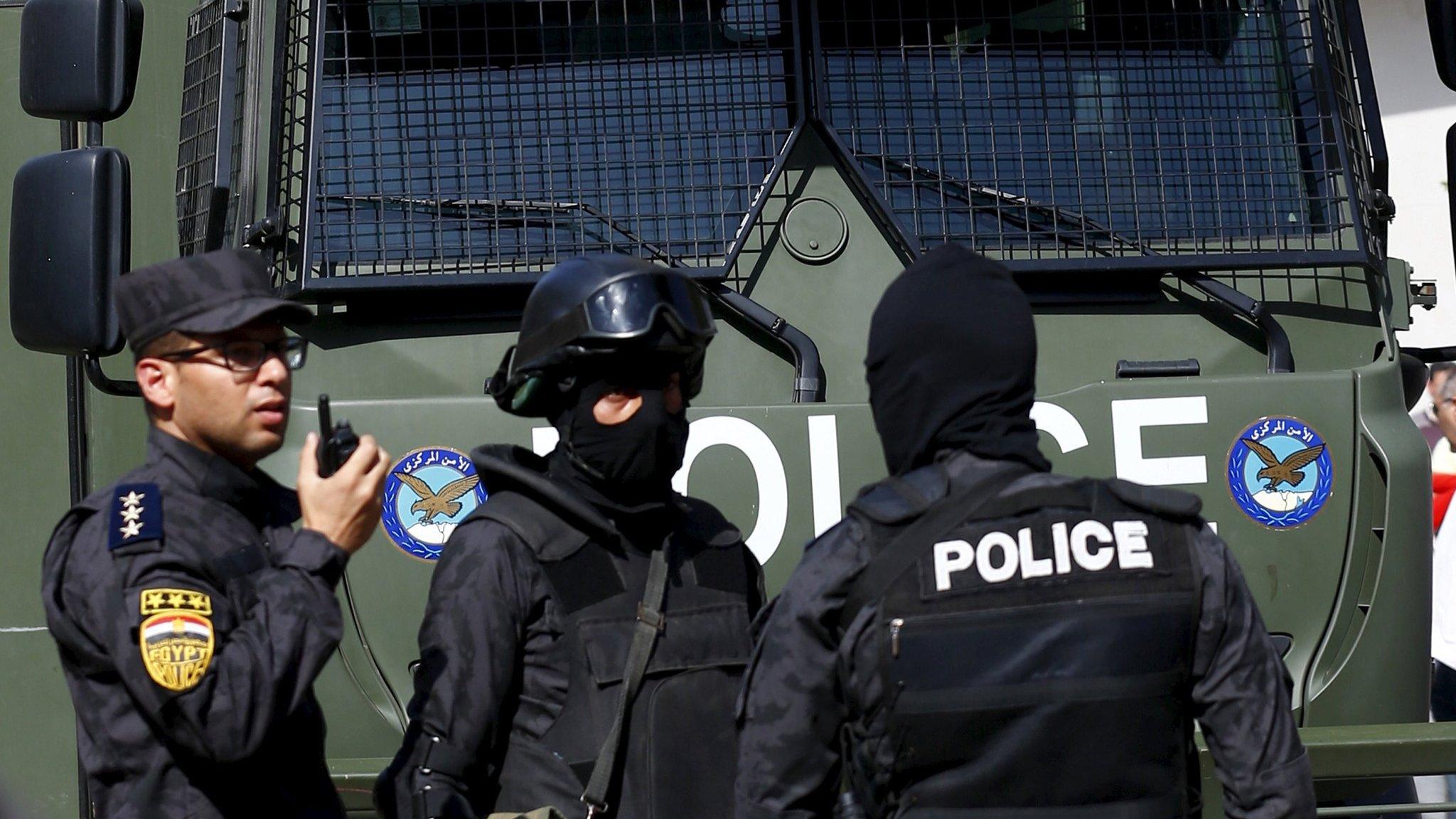 Egyptian riot police take up positions during a demonstration outside the Press Syndicate in Cairo (15 April 2016)