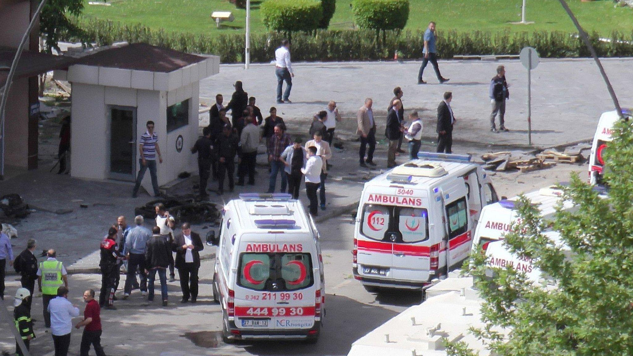 Ambulances wait outside police hq in Turkish city of Gaziantep after a bomb exploded (01/05/2016)