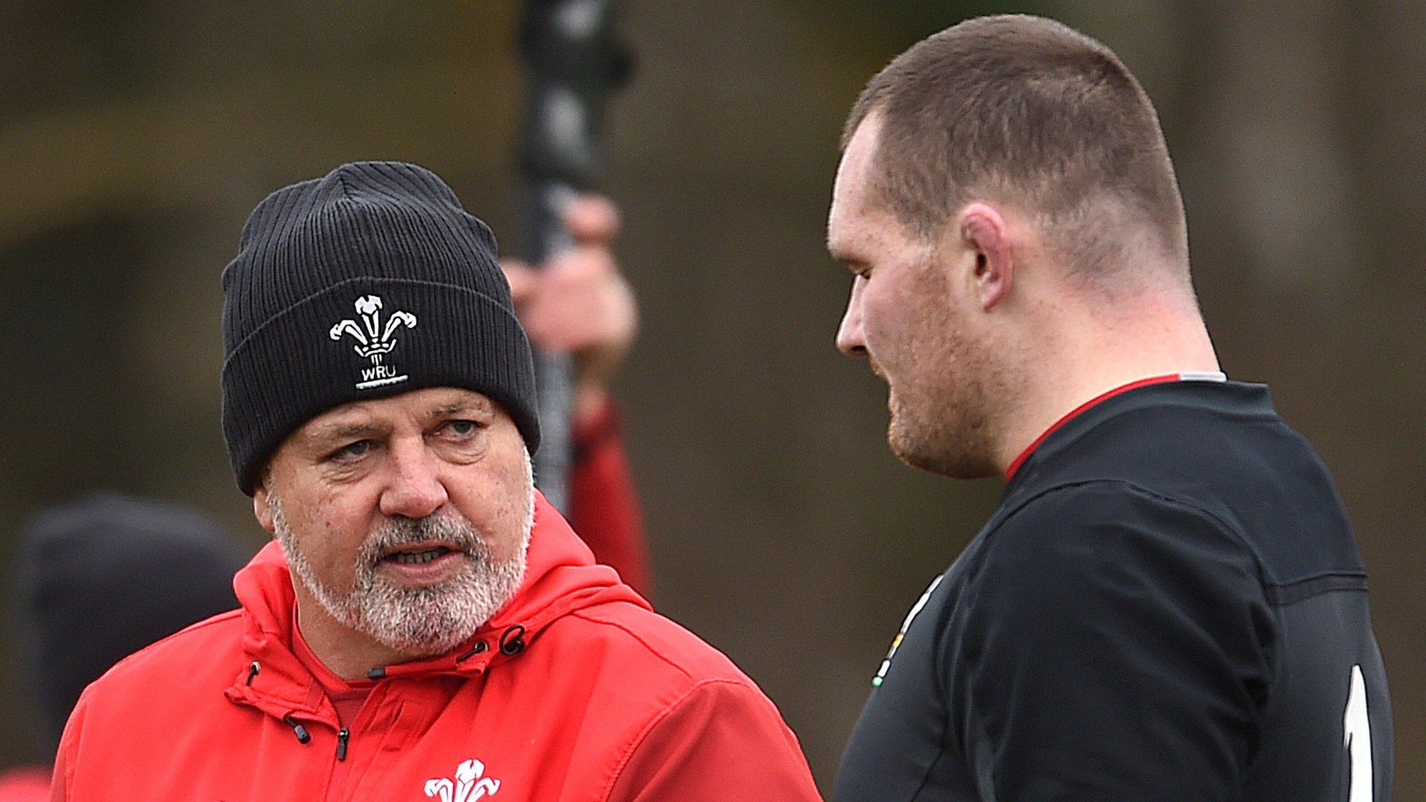 Warren Gatland gives coaching instructions to Ken Owens