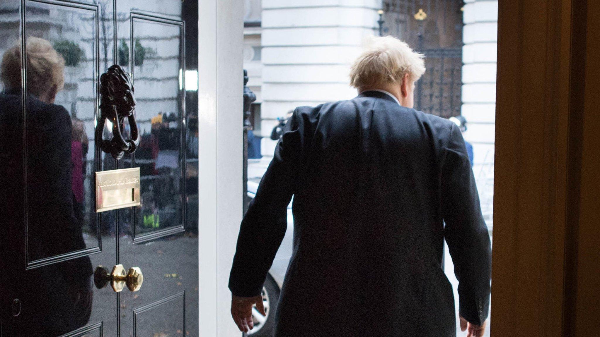 Boris Johnson yn gadael Downing Street