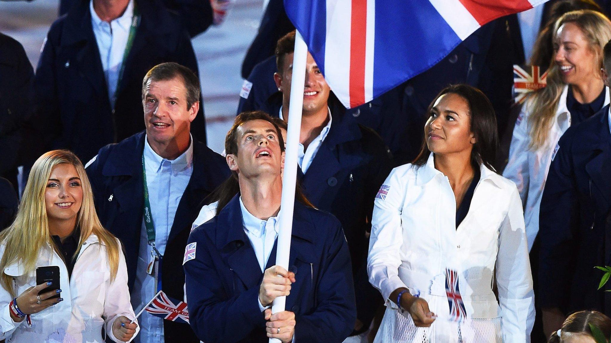 Andy Murray leads Great Britain out