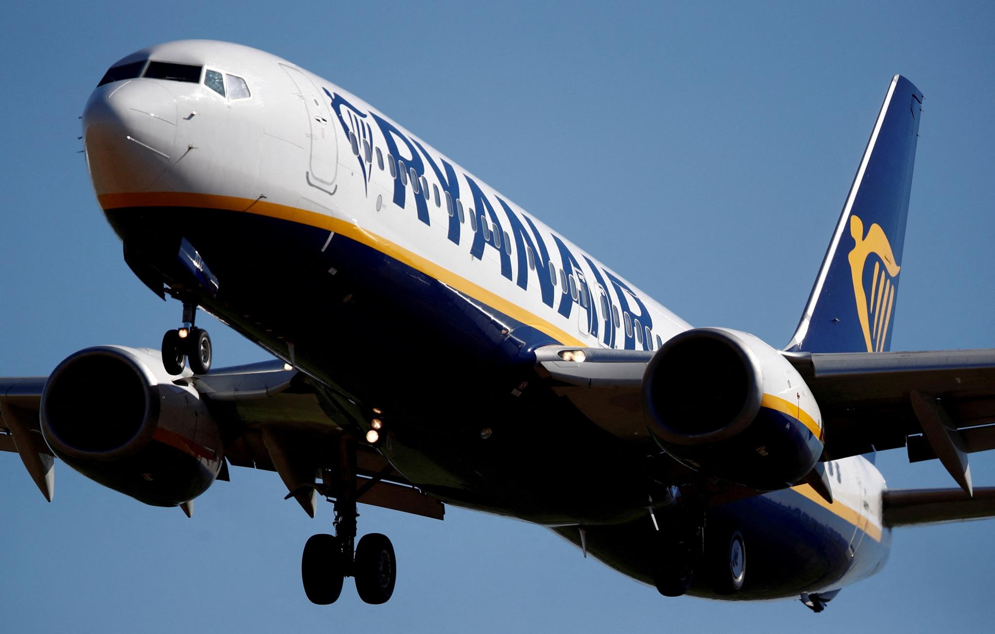 A Ryanair Boeing 737-800 aircraft approaches Paris-Beauvais airport in Tille, northern France, September 27, 2018.