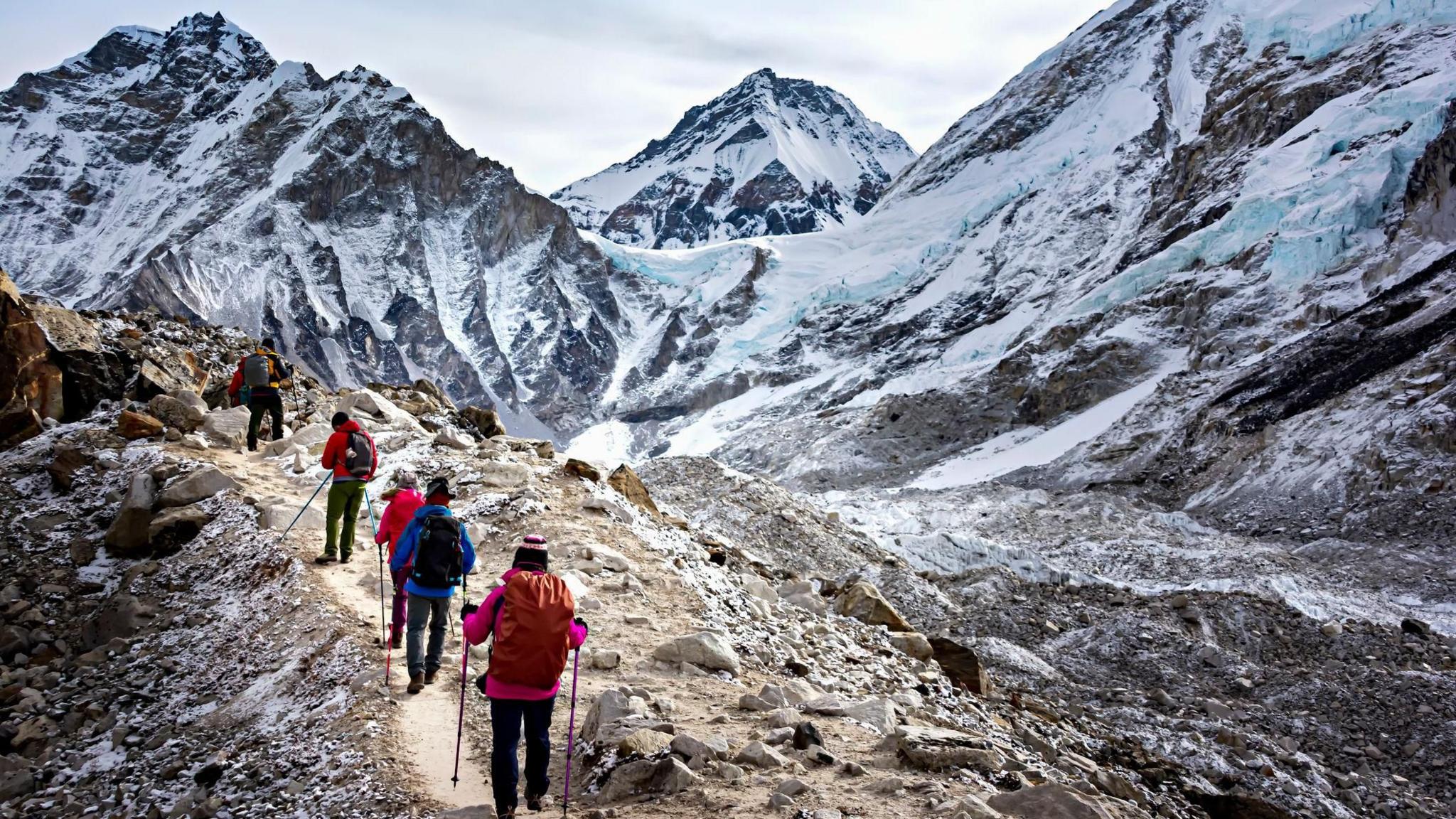 People waking up Mount Everest