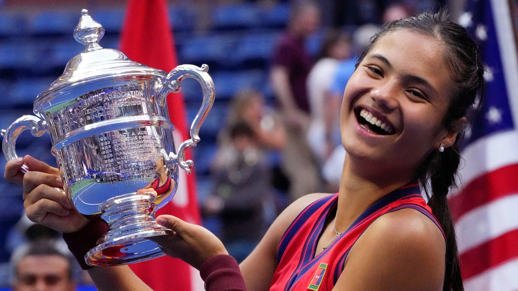 Emma Raducanu with the US Open trophy