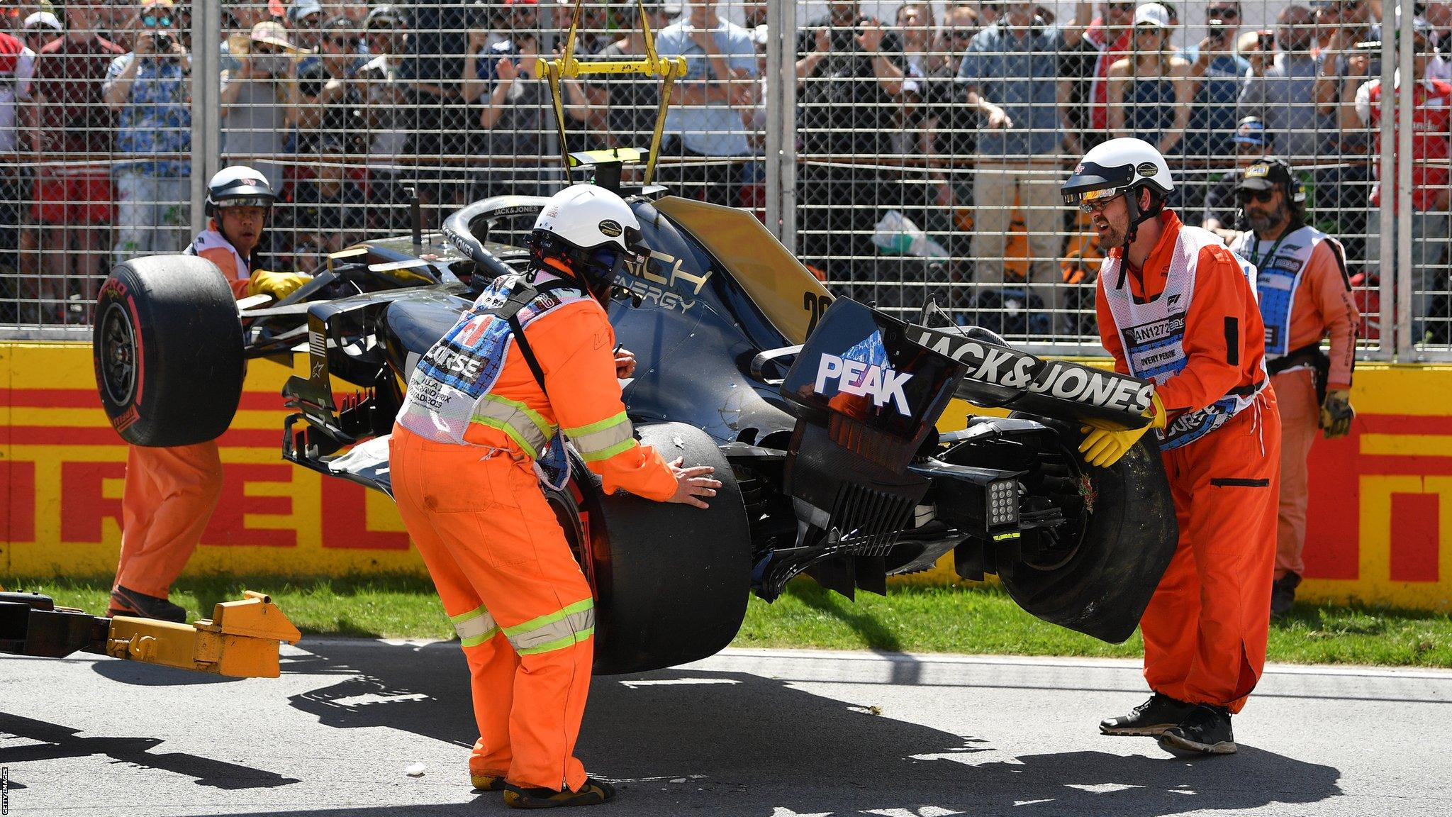 Kevin Magnussen crashes