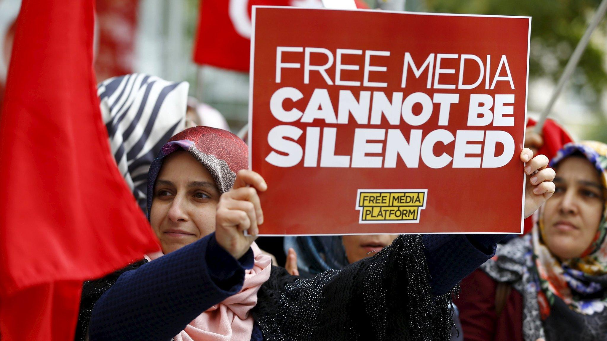 Supporters of the Gulen movement shout slogans during a protest outside the Kanalturk and Bugun TV building in Istanbul, Turkey (28 October 2015)