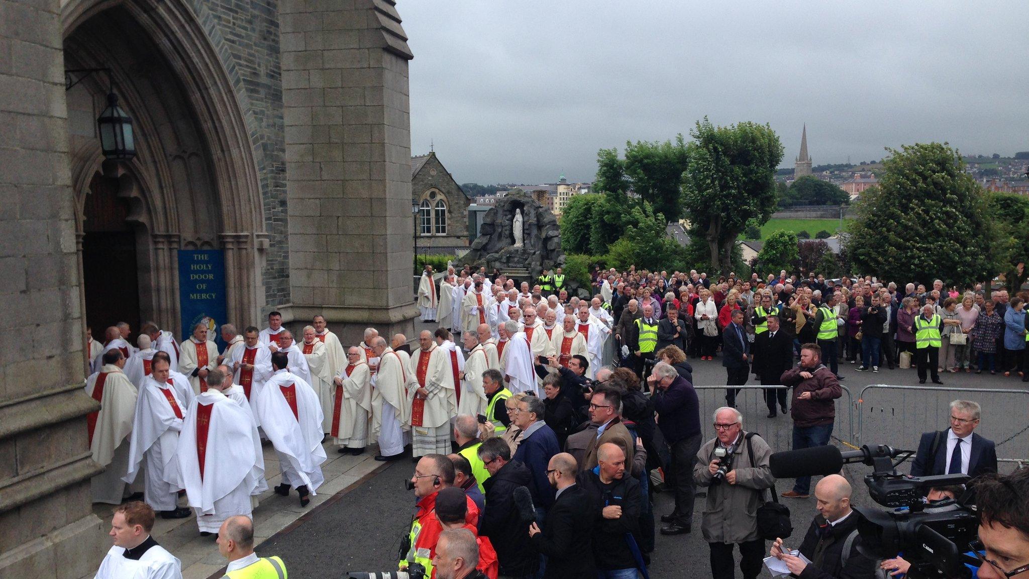 Crowds at funeral