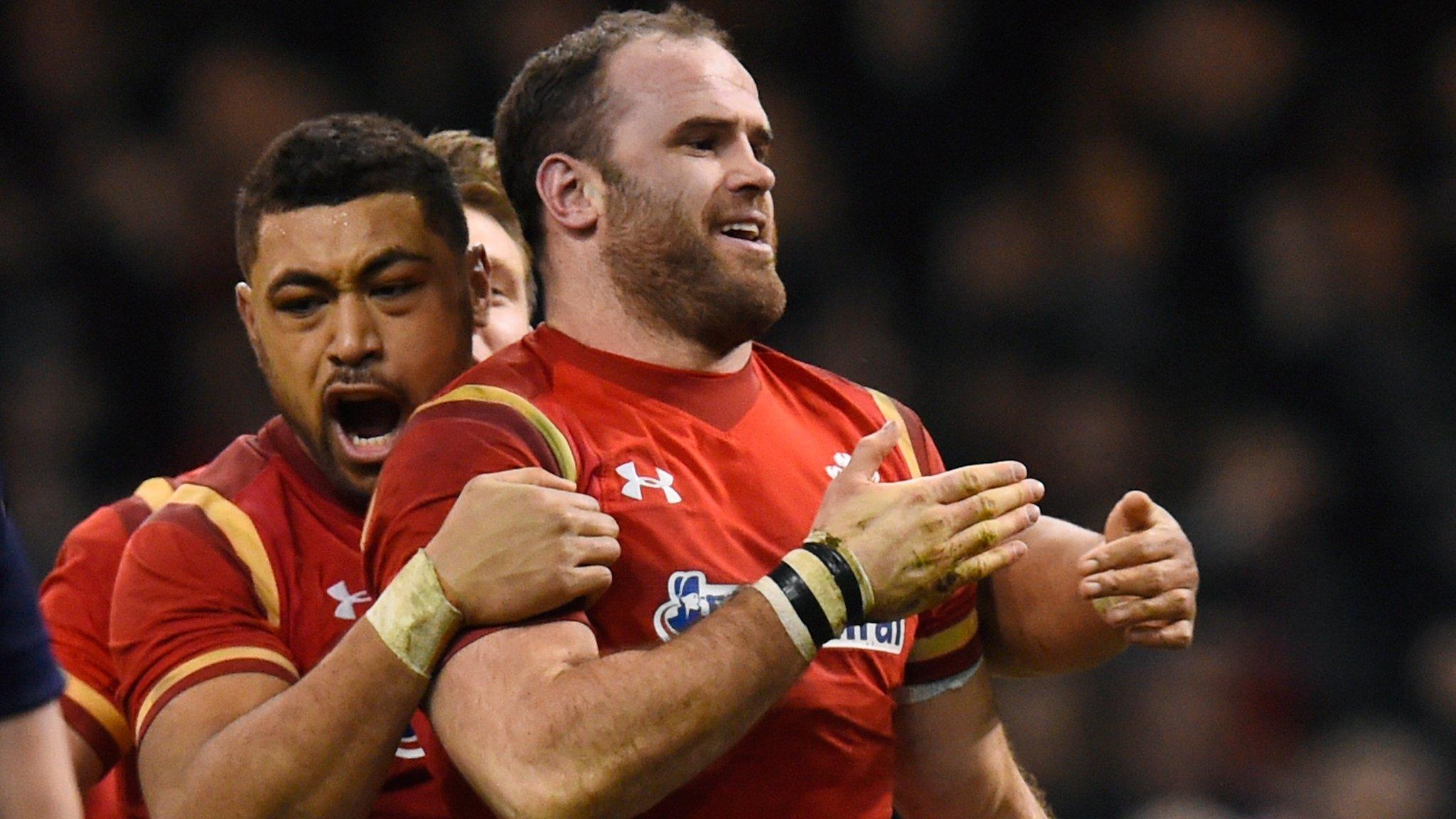 Taulupe Faletau and Jamie Roberts