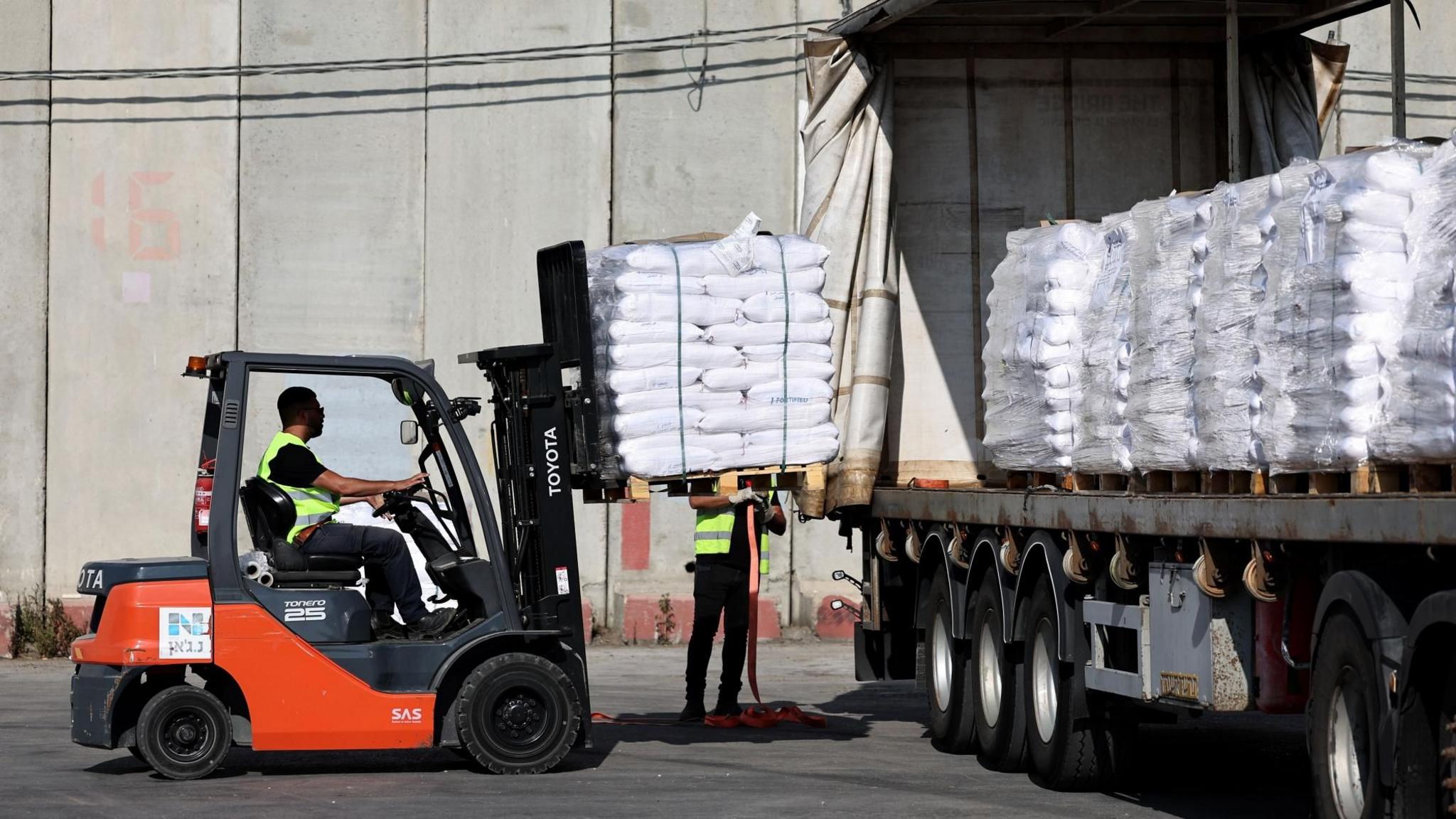 Pallets of food aid are loaded on a lorry waiting to enter Gaza at the Kerem Shalom crossing, in southern Israel (22 May 2025)