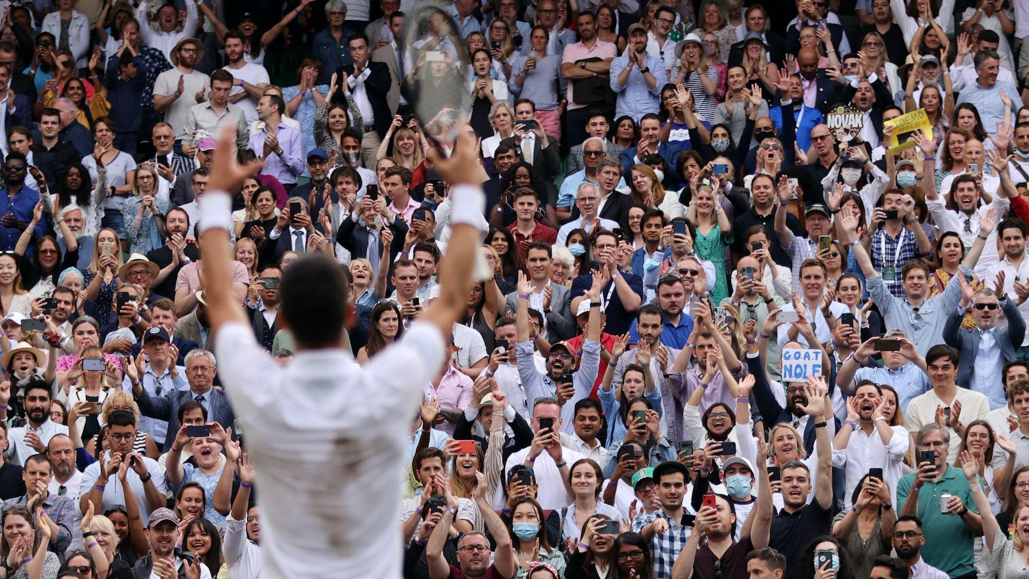 Fans applaud Novak Djokovic at Wimbledon