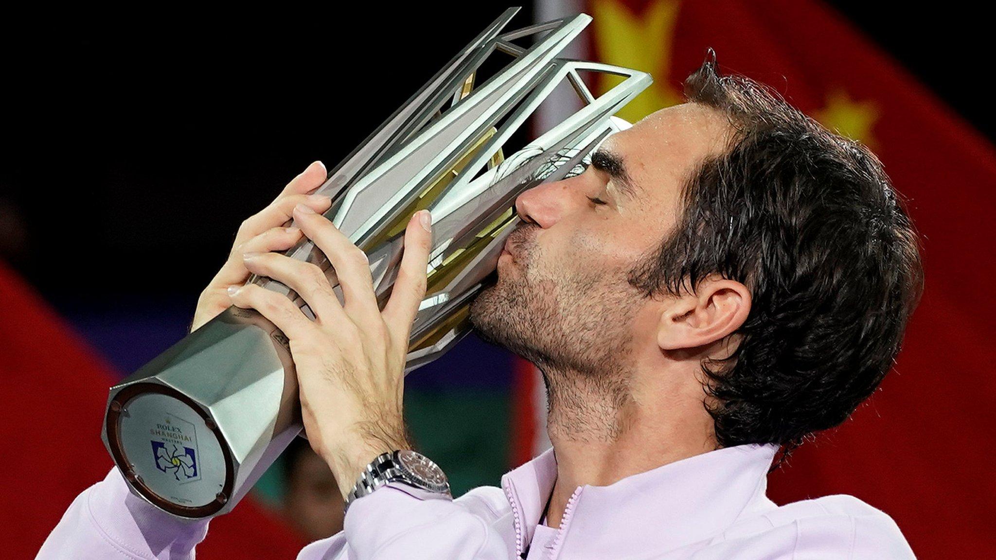 Roger Federer celebrates victory in Shanghai