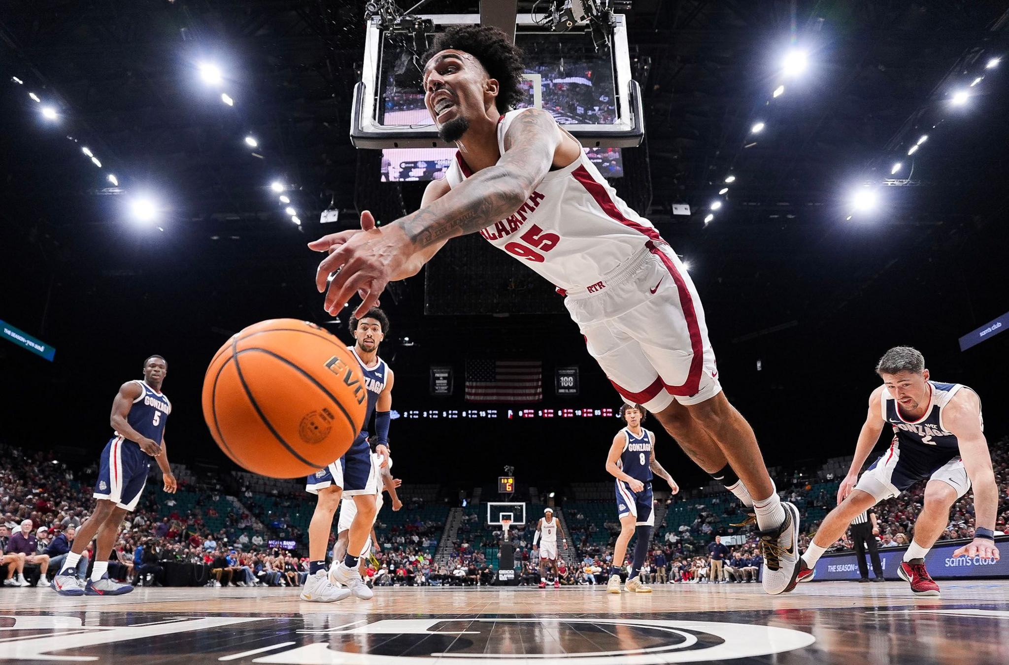 Houston Mallette, del Alabama Crimson Tide, se lanza por un balón suelto contra los Gonzaga Bulldogs en el torneo Players Era Championship en el MGM Grand Garden Arena de Las Vegas.