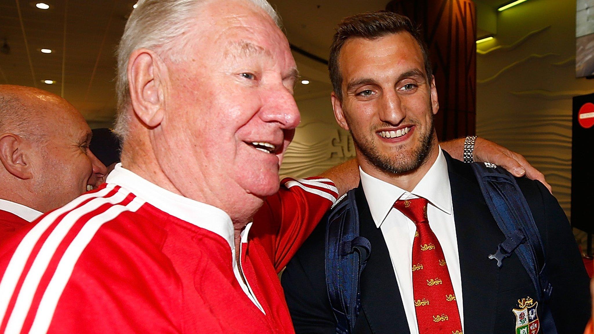 Sam Warburton meets fans at the airport