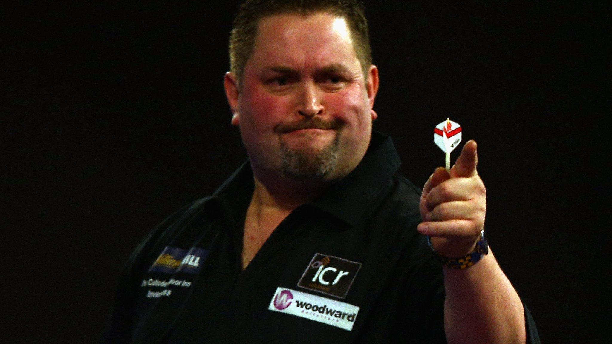 Alan Norris celebrates victory against Robert Thornton