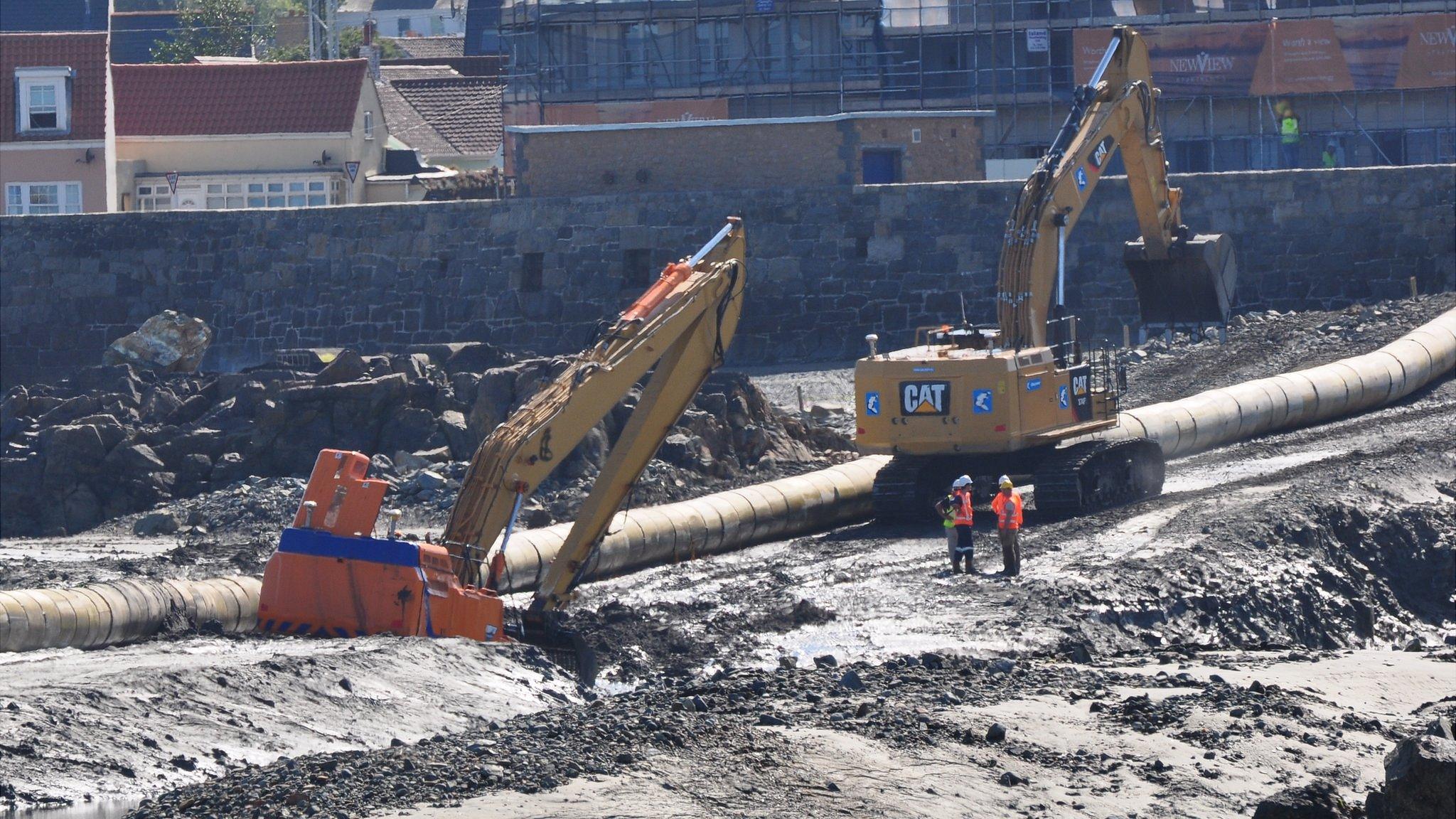 Attempt to remove digger stuck during work on the Guernsey sewage outfall pipe project