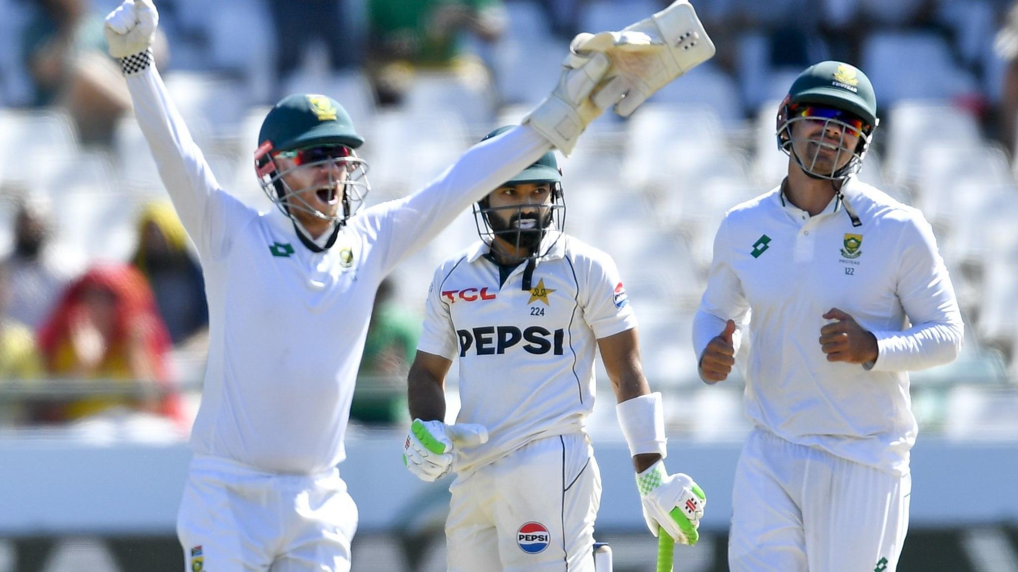 South Africa celebrate a wicket