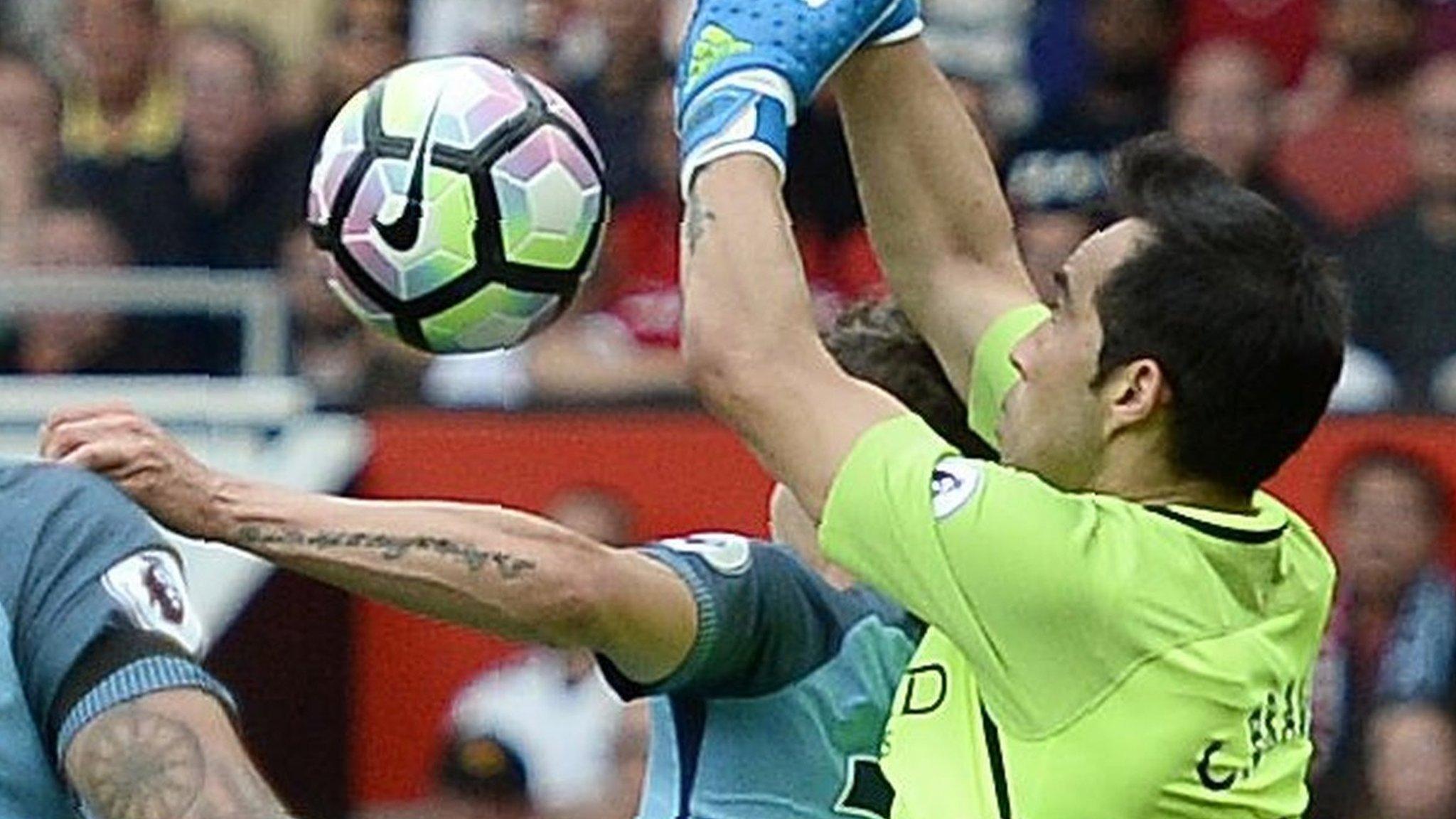 Claudio Bravo drops the ball