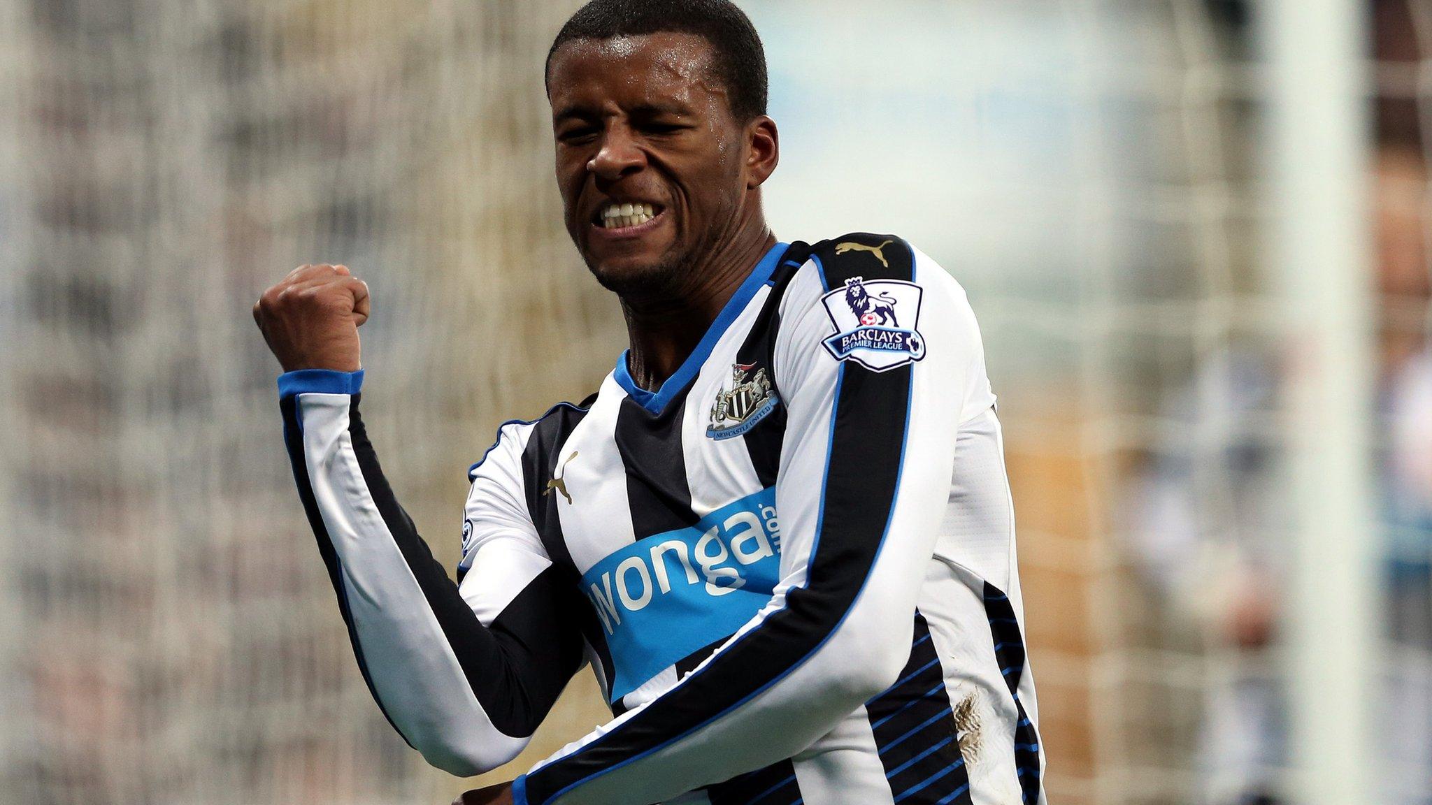 Georgino Wijnaldum celebrates