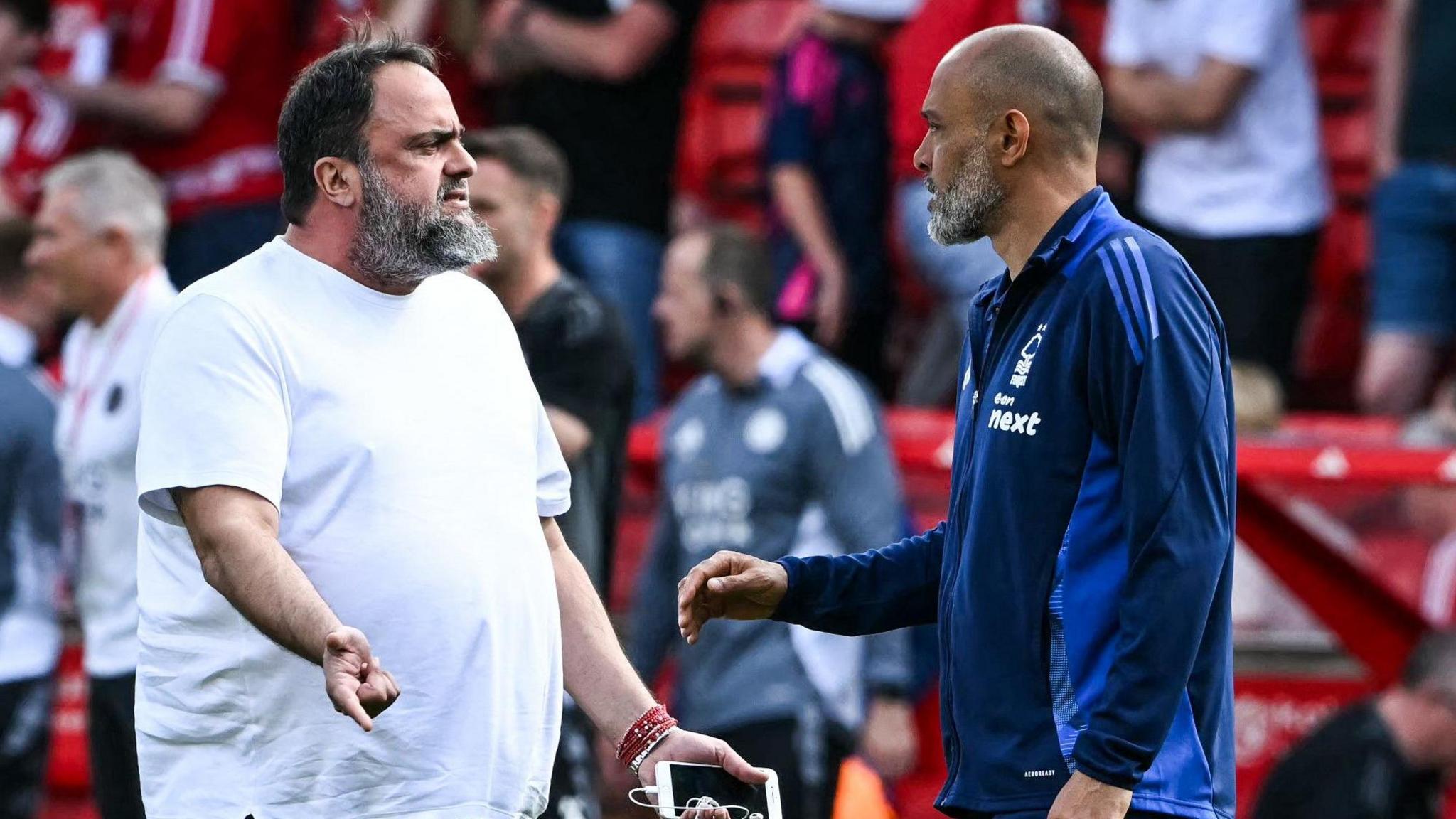 Evangelos Marinakis and boss Nuno Espirito Santo talk