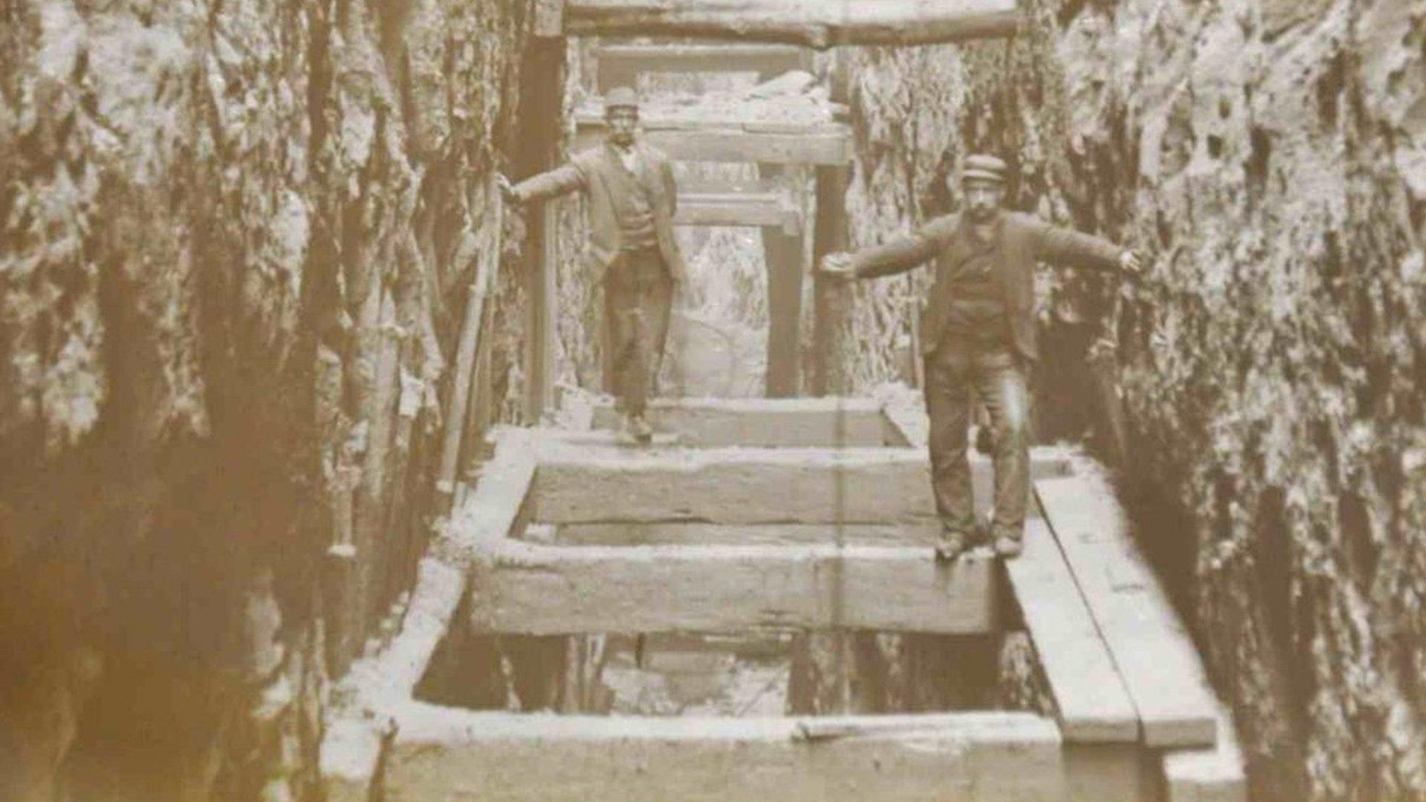 Craigmaddie trench showing workers excavating a trench for the new aqueduct near Craigmaddie reservoir.