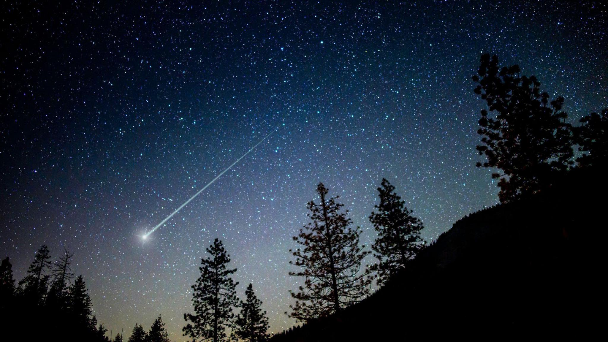 shooting star in night sky.