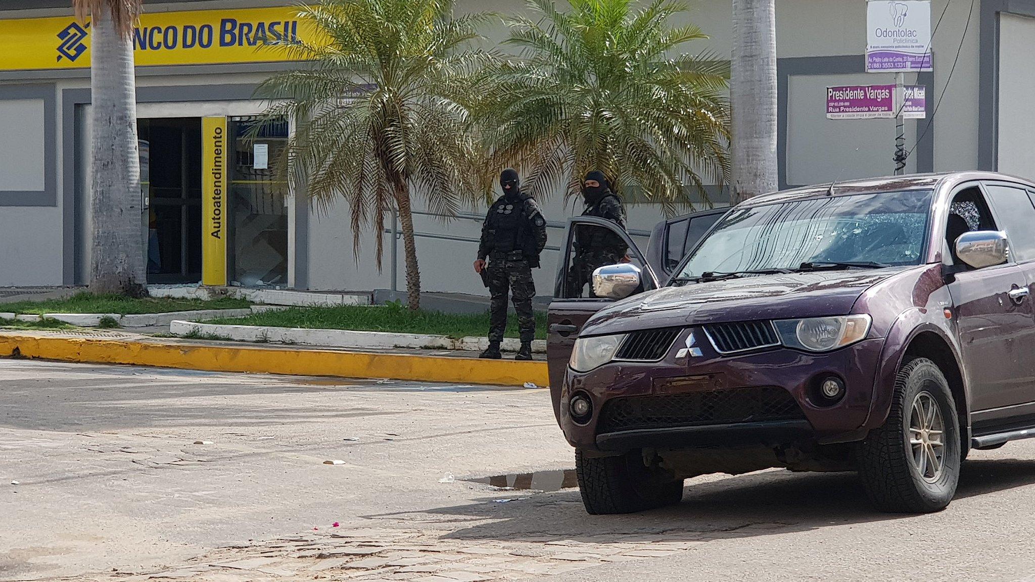 Police outside bank after shoot out with robbers in Milagres. 7 Dec 2018