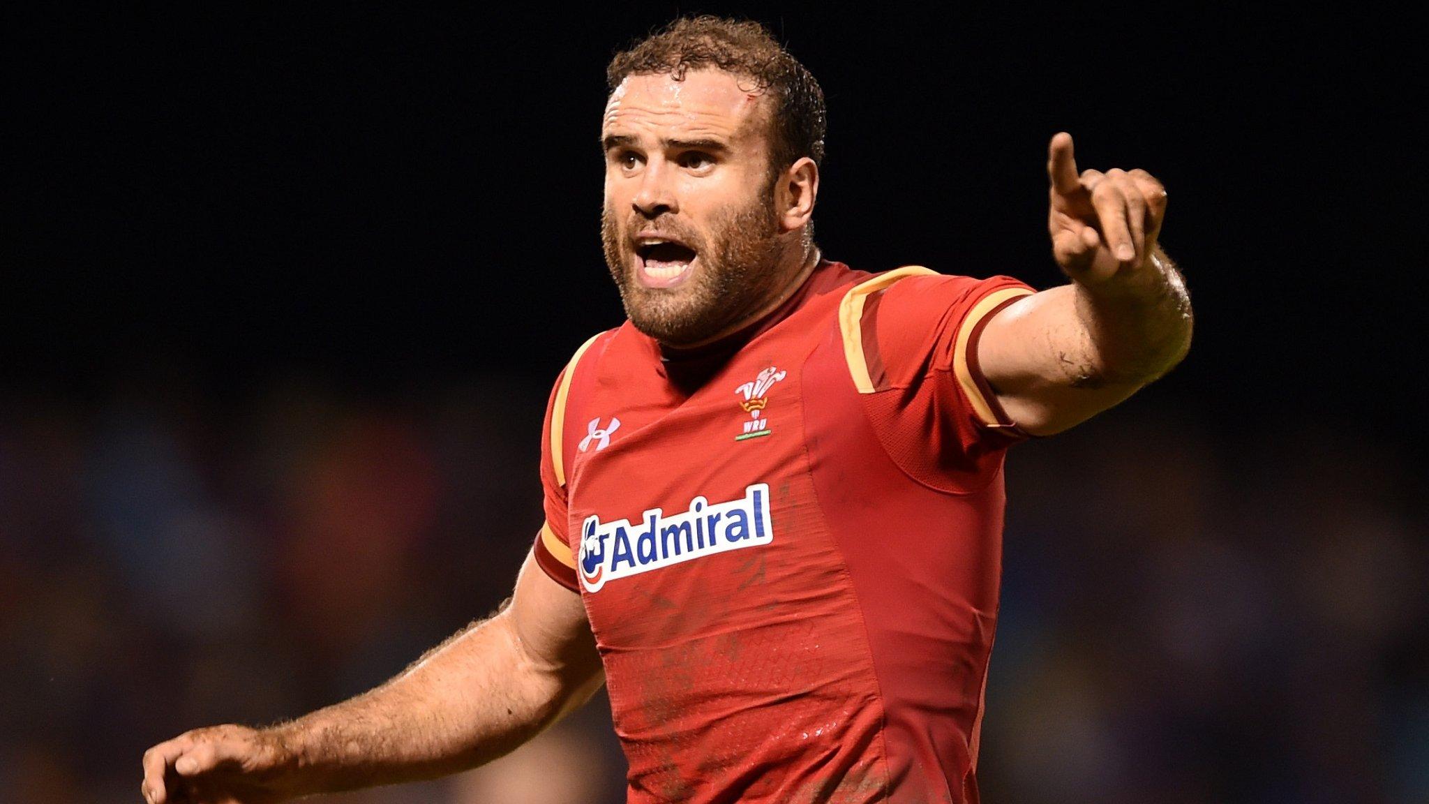 Jamie Roberts shouts orders to team-mates during Wales' win over Samoa in June 2017