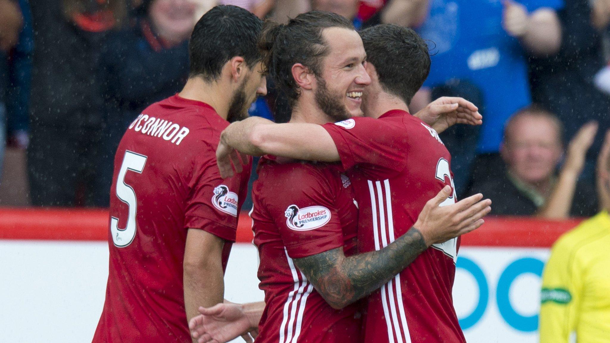 Aberdeen's Stevie May (centre)