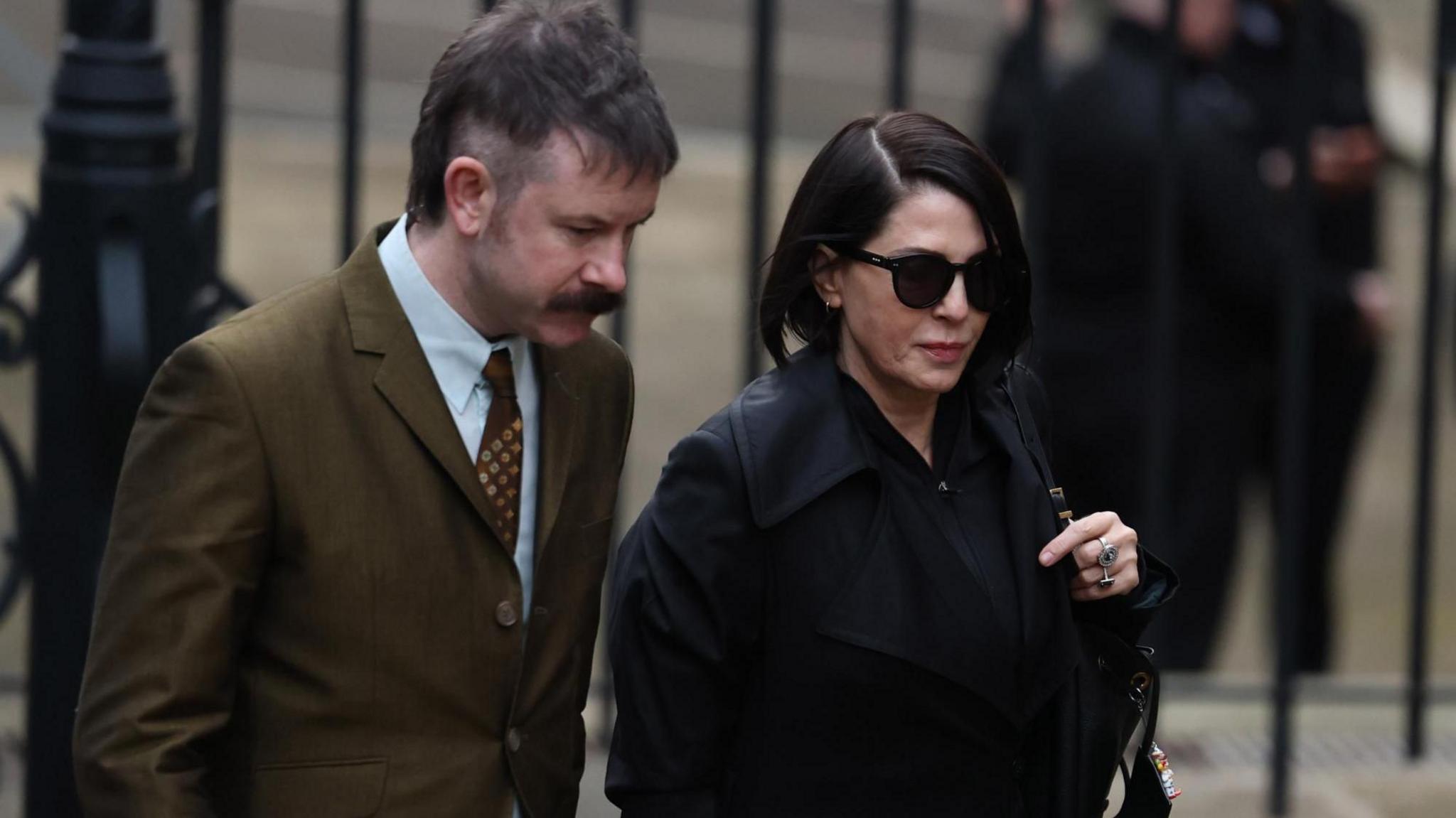 Sadie Frost mbërrin në Gjykatën Mbretërore të Drejtësisë së bashku me Avokatin Callum Galbraith