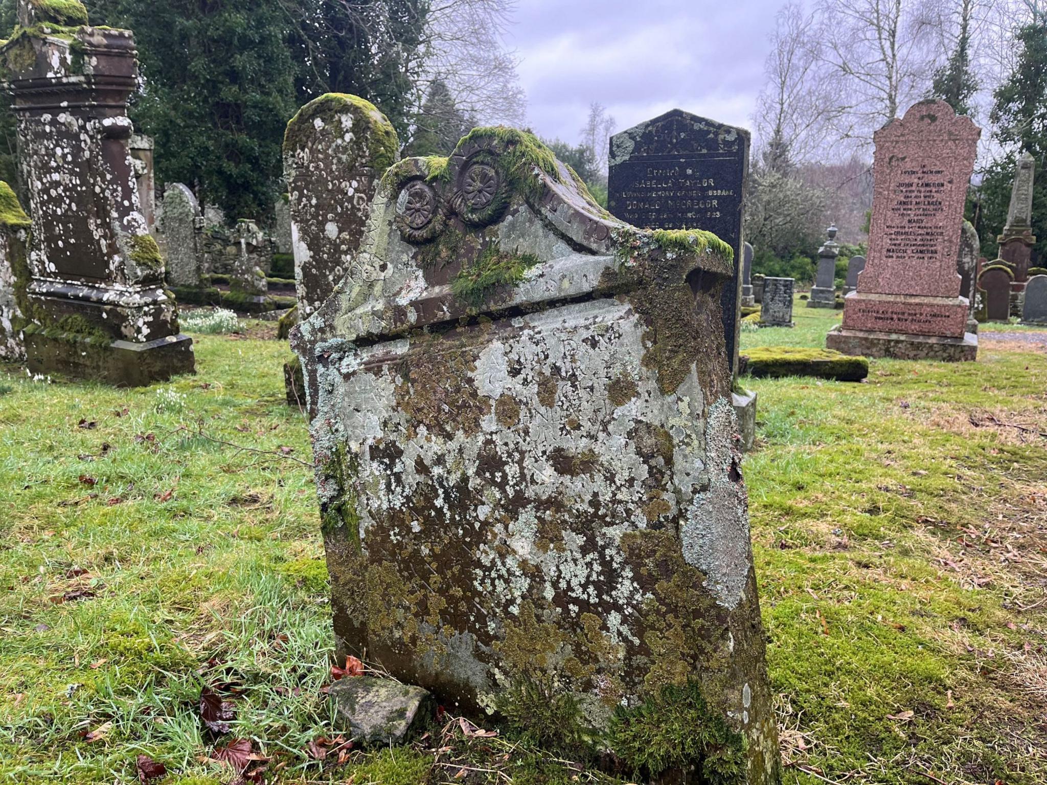 Dealbh den chlach-uaighe