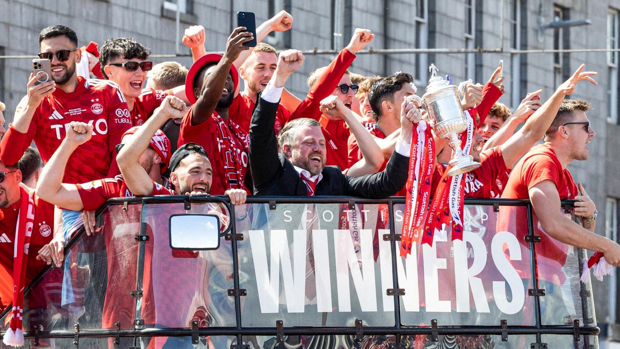 Aberdeen players on bus