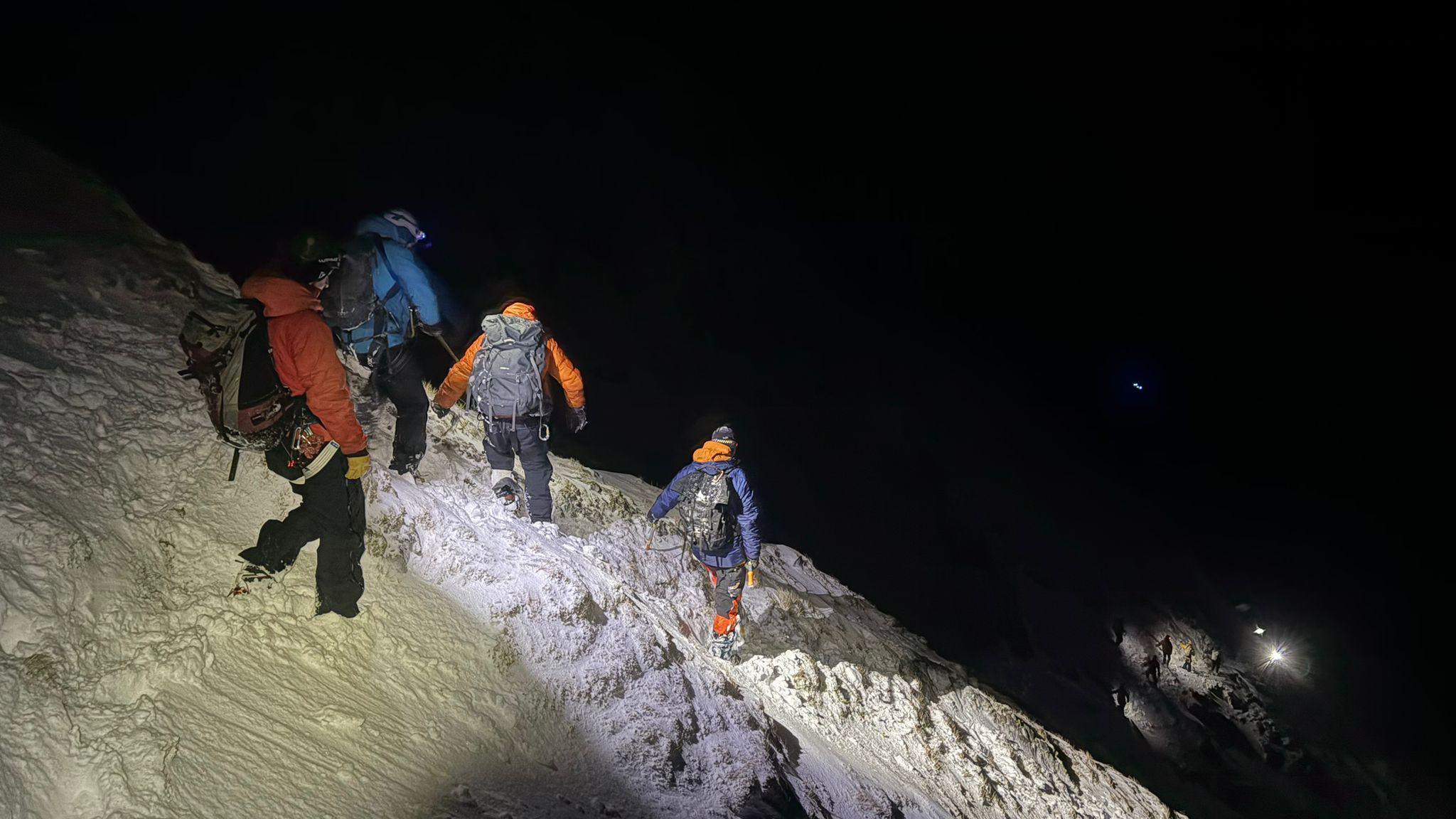 Beanntan air an còmhdachadh le sneachd is Sgioba Teasairginn Bheanntan Ghleann Comhann air a dhol an sàs