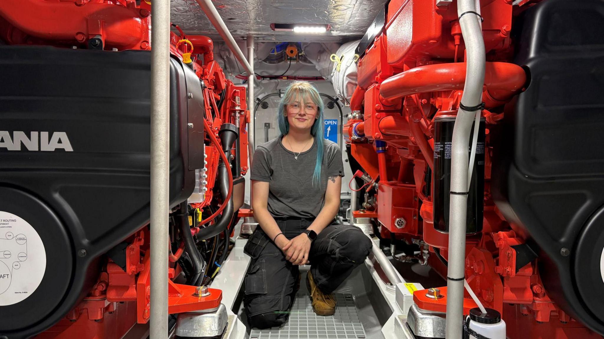 Ellie Nic a' Phearsain na suidhe am broinn bàta RNLI Phort Rìgh.