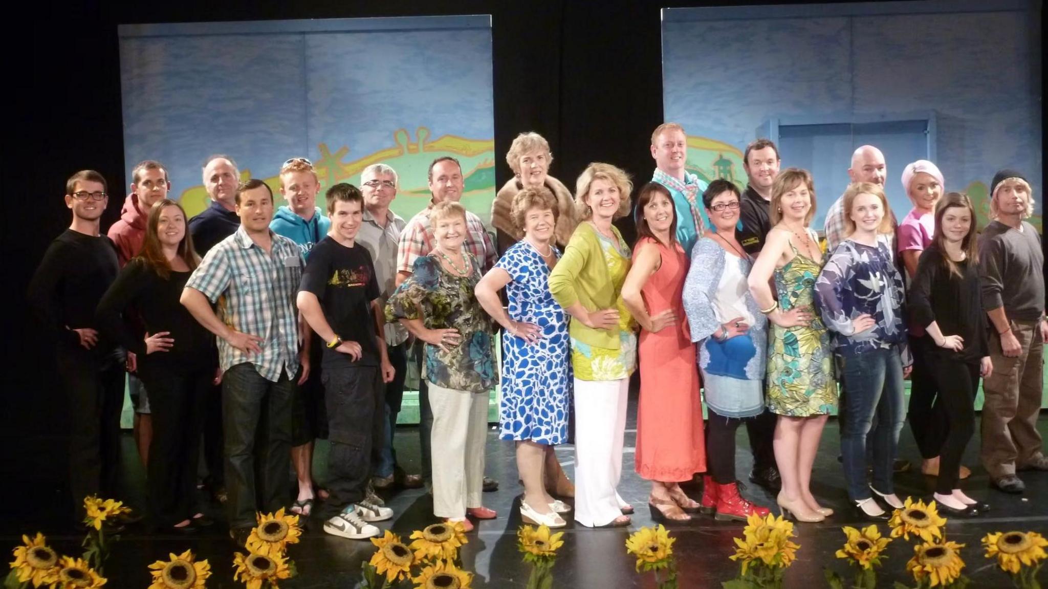Cafodd gast sioe Genod Calendr ddipyn o hwyl ar y llwyfan yn 2012