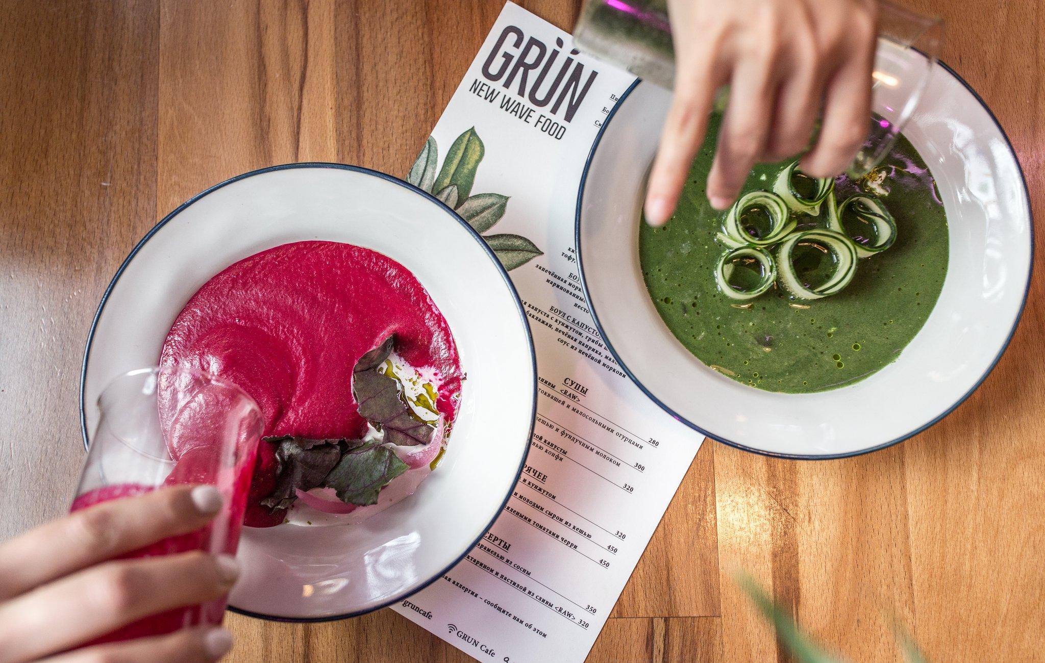 The nettle soup and svekol'nik being poured at Grun