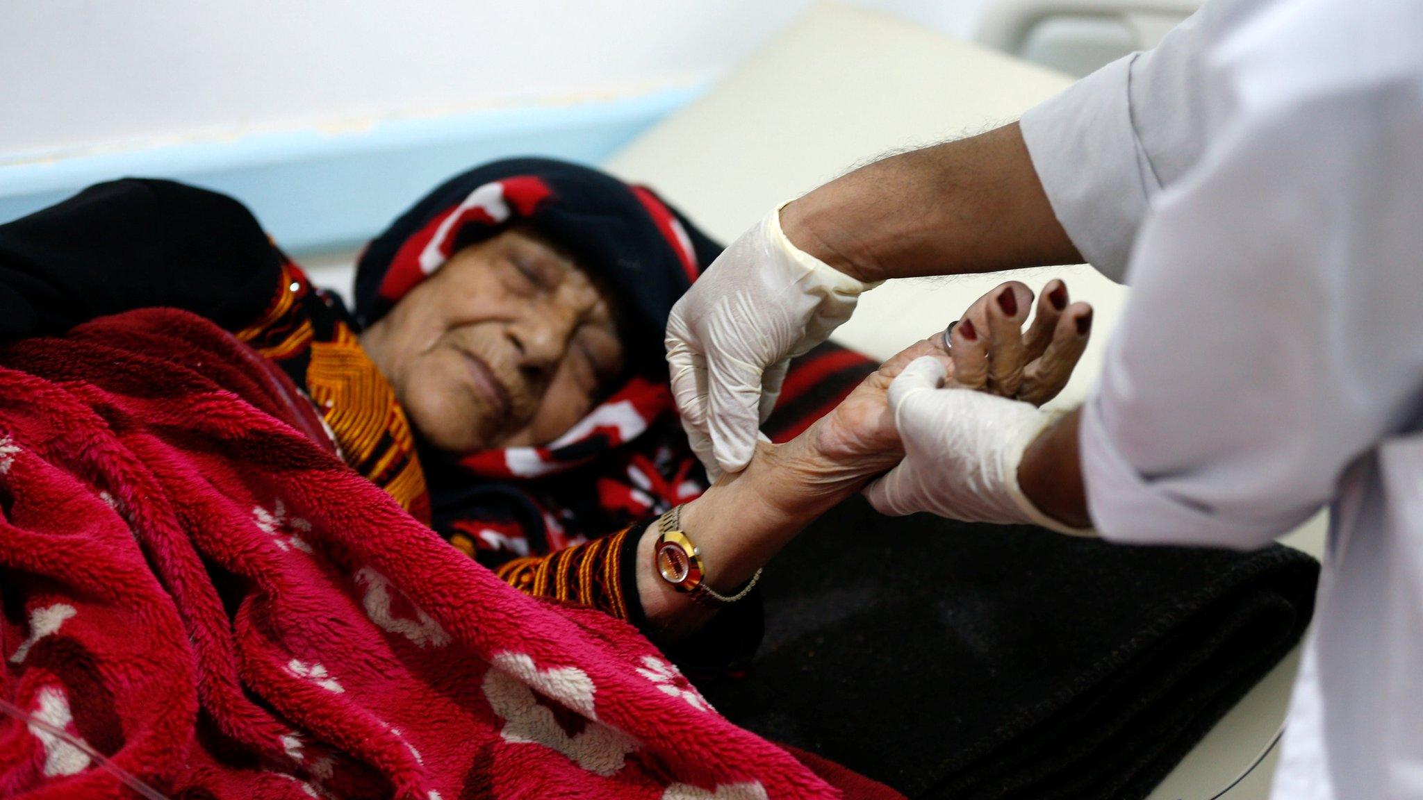 A doctor checks Jalila Derhim, 50, at a cholera treatment centre in Sanaa, Yemen (8 October 2017)