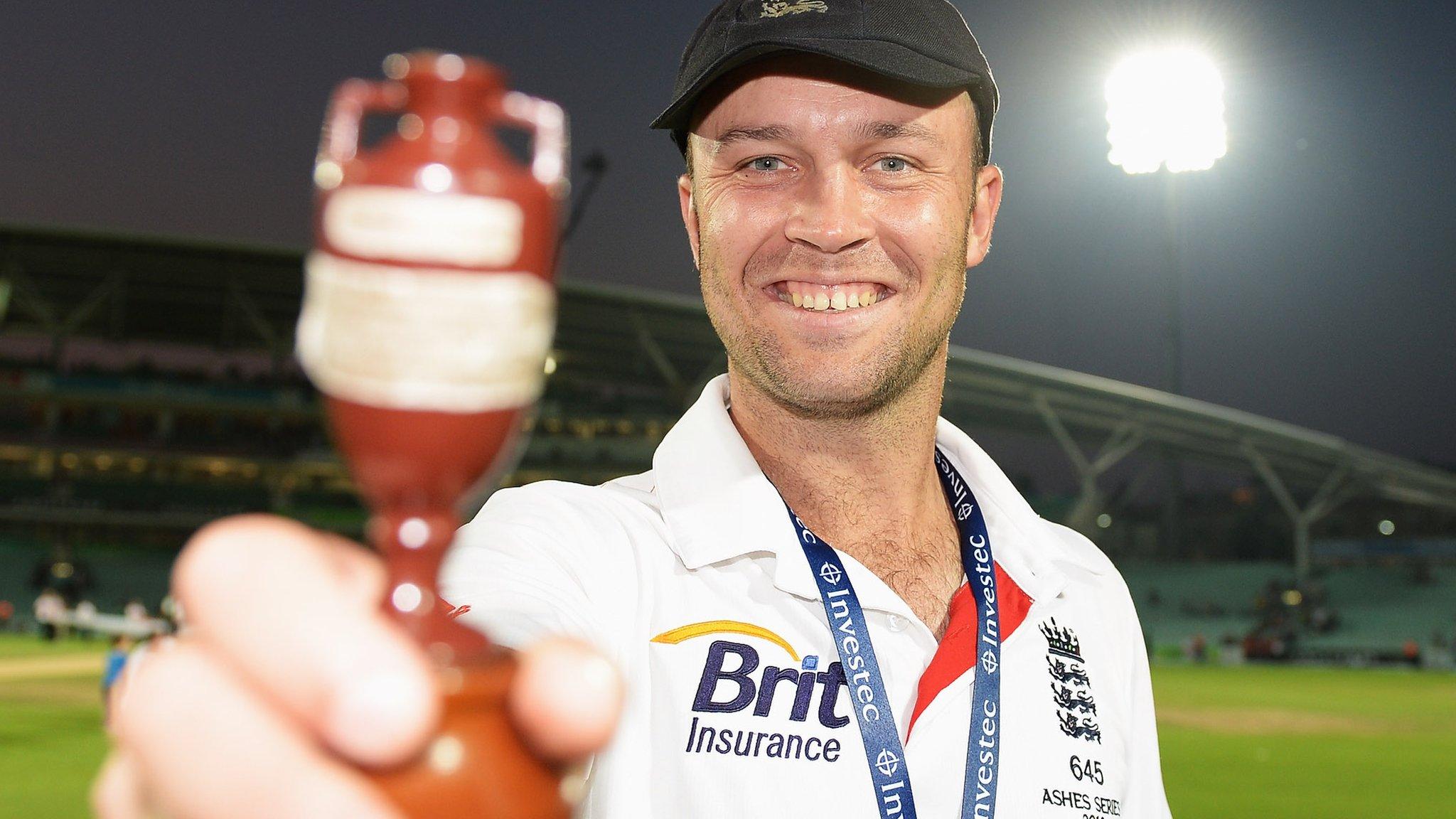 Jonathan Trott holds aloft the Ashes in 2013