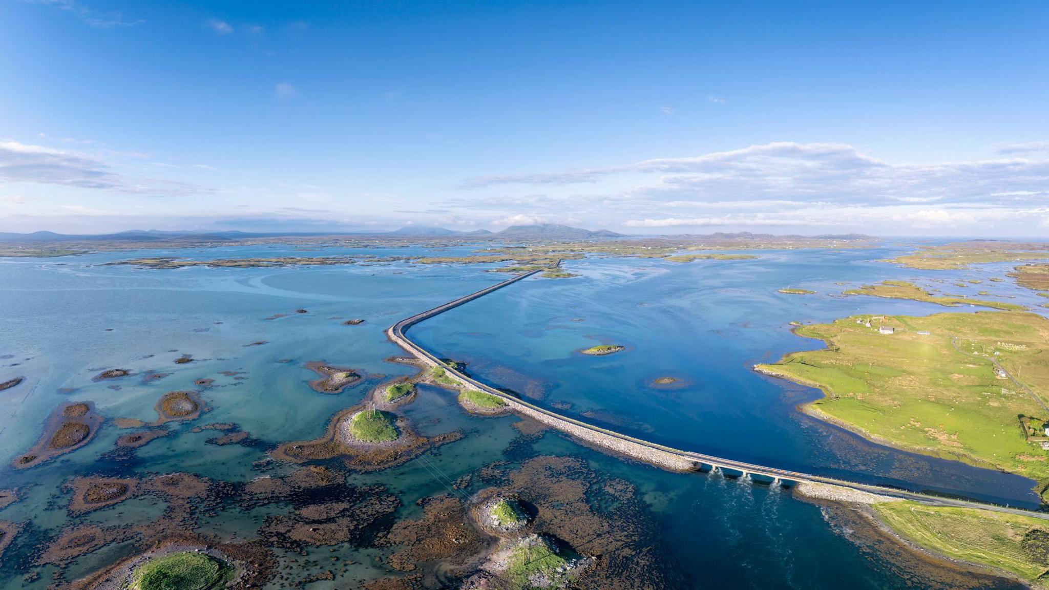 An cabhsair eadar Uibhist a Tuath agus Beinn na Faoghla bhon adhar 