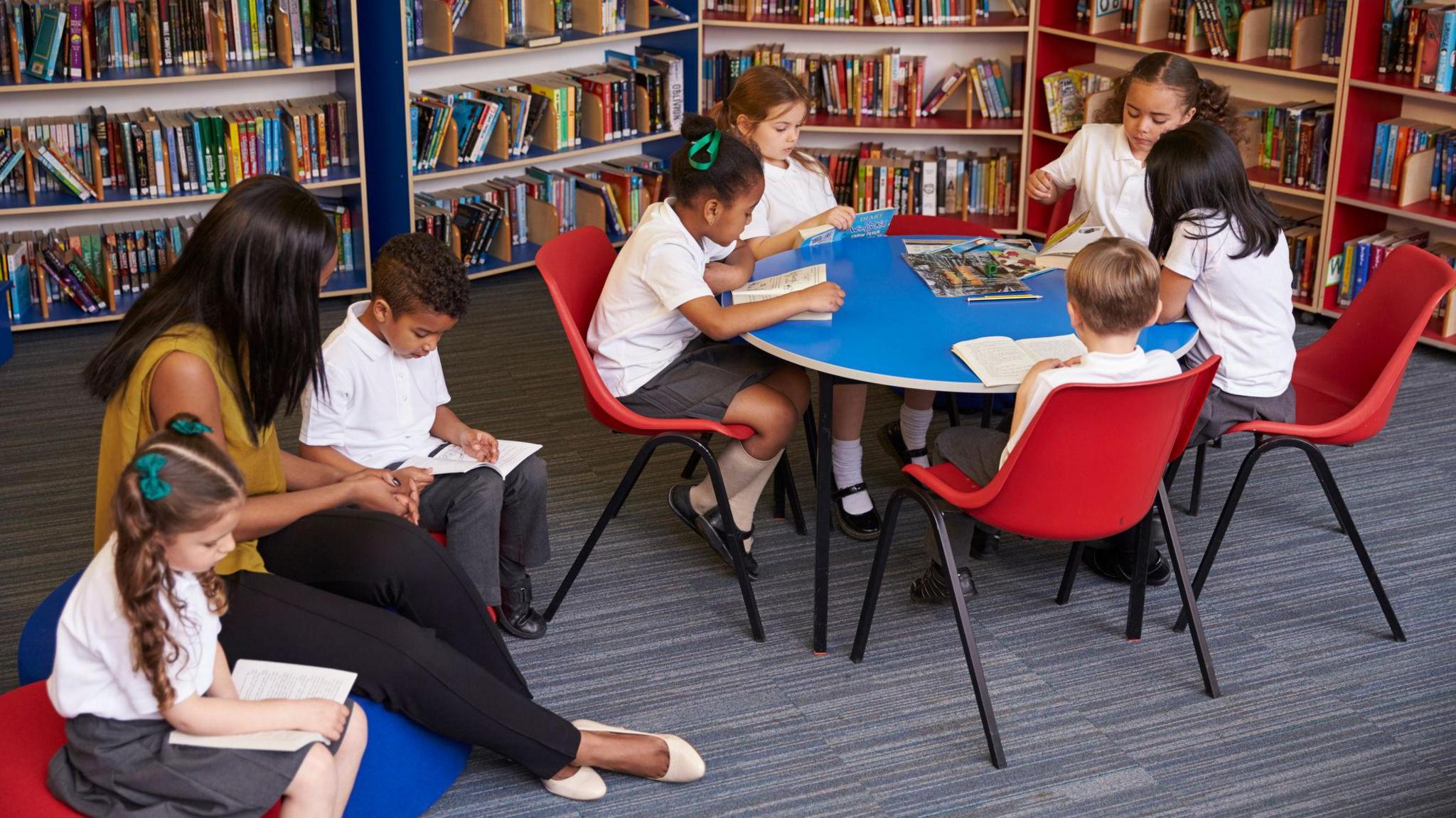 A classroom of young children reading. 