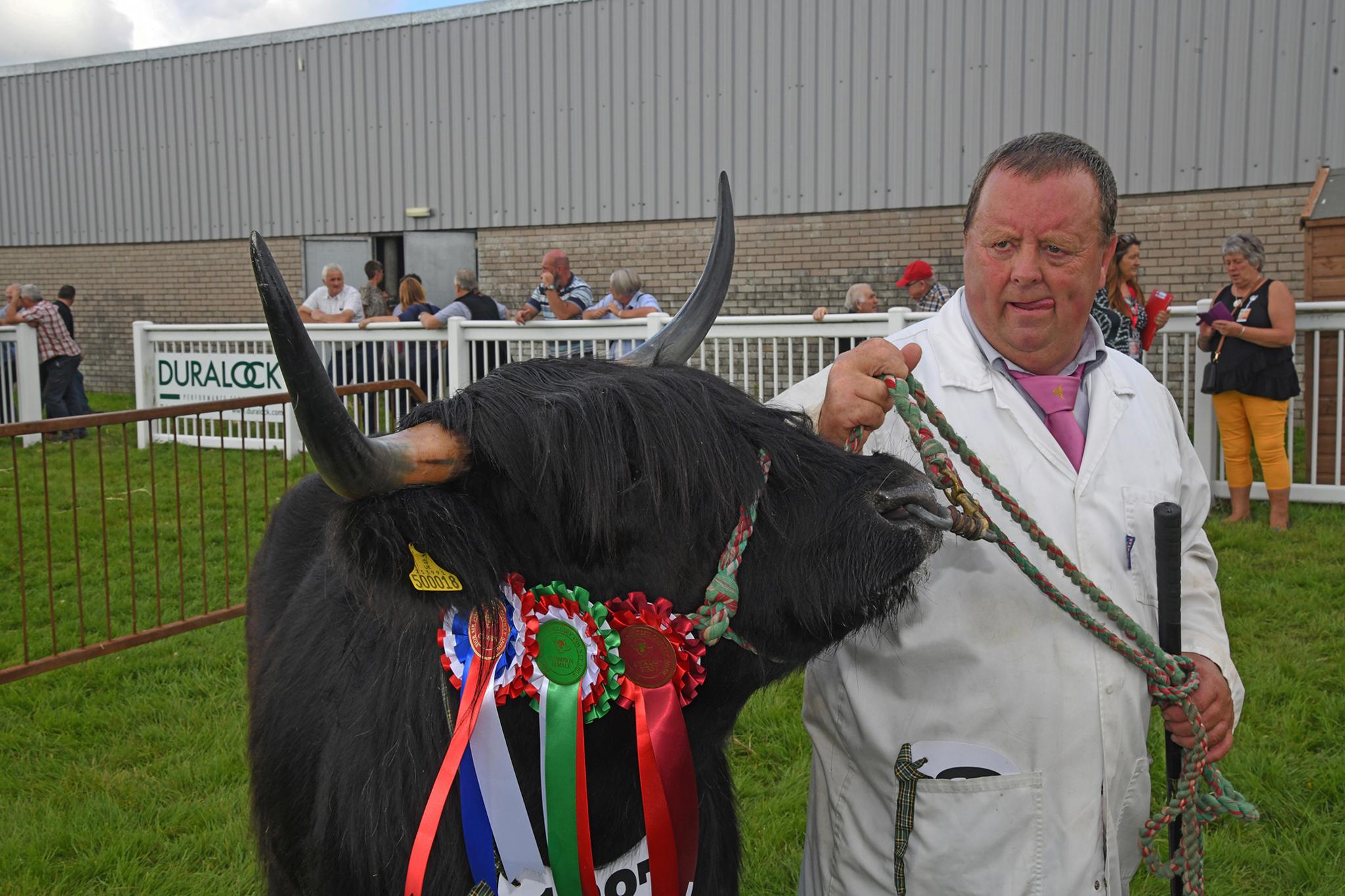 R.T. Thomas o Bencader, Ceredigion gyda phencampwr gwartheg yr Ucheldir