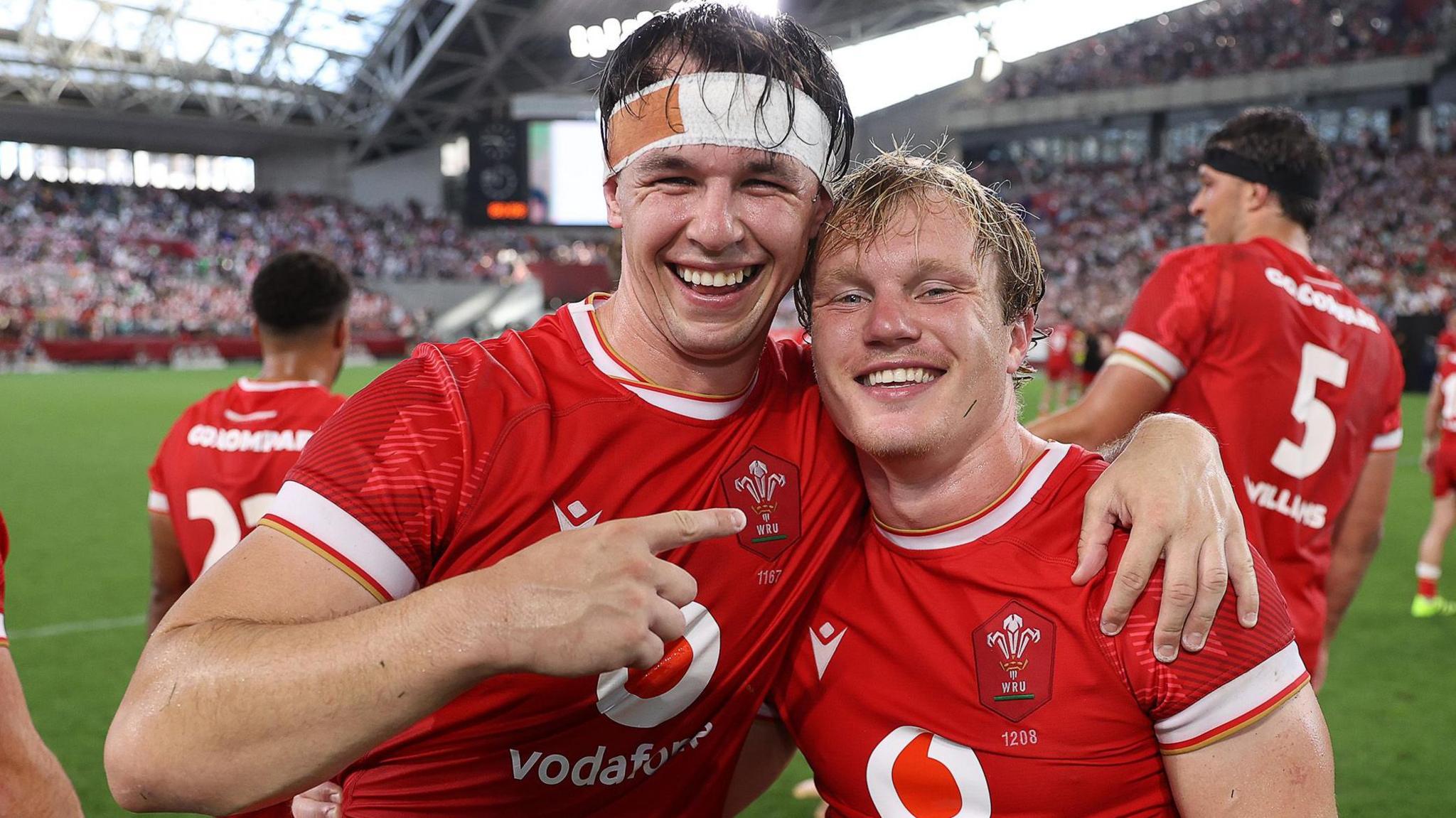 Tom Rogers and Blair Murray have both played on the wing and full-back for Scarlets