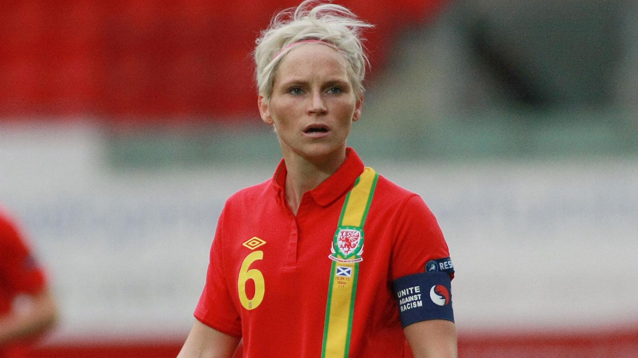 Jess Fishlock yn gapten Cymru yn erbyn Yr Alban yn 2012