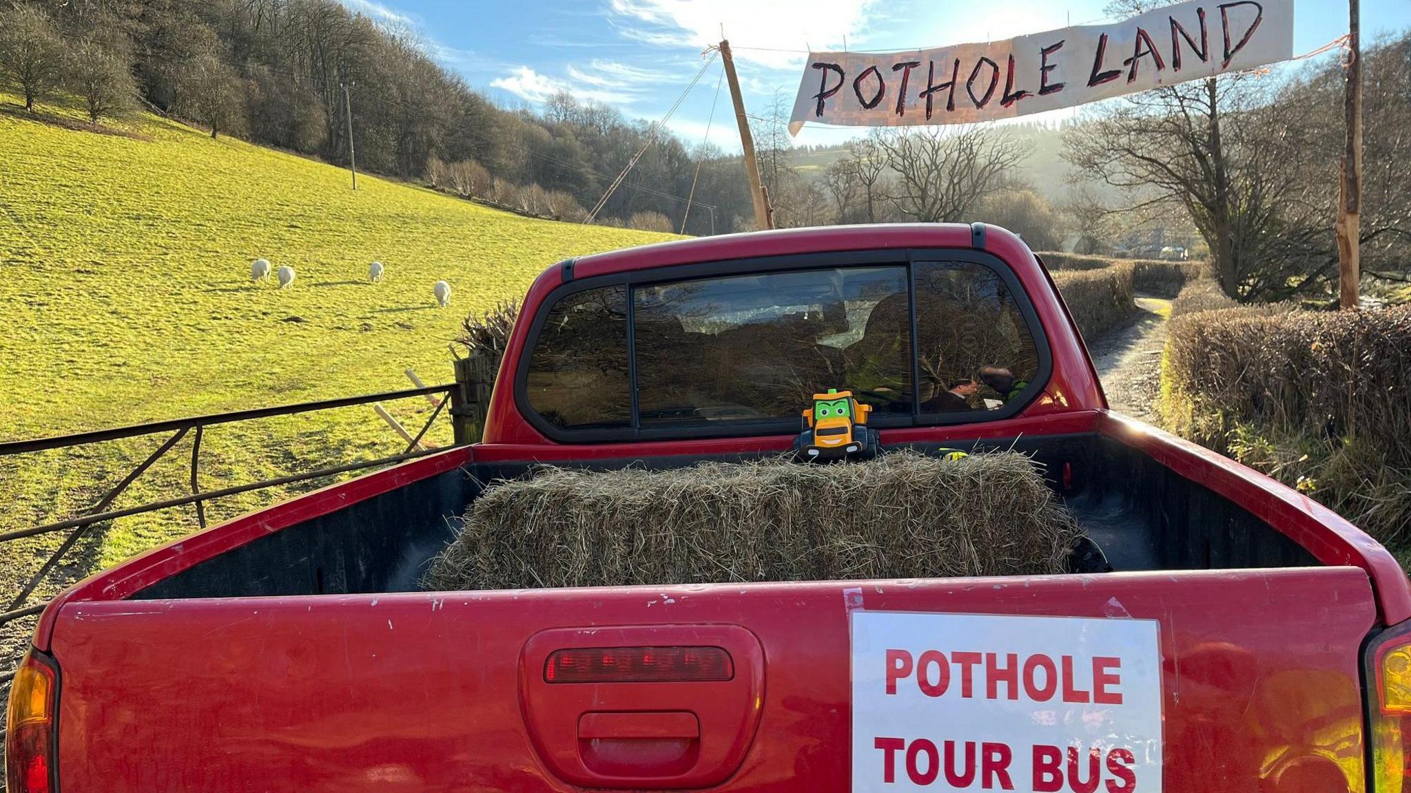 Mae Pothole Land yn ffordd ddoniol o gael sylw'r cyngor, yn ôl trigolion