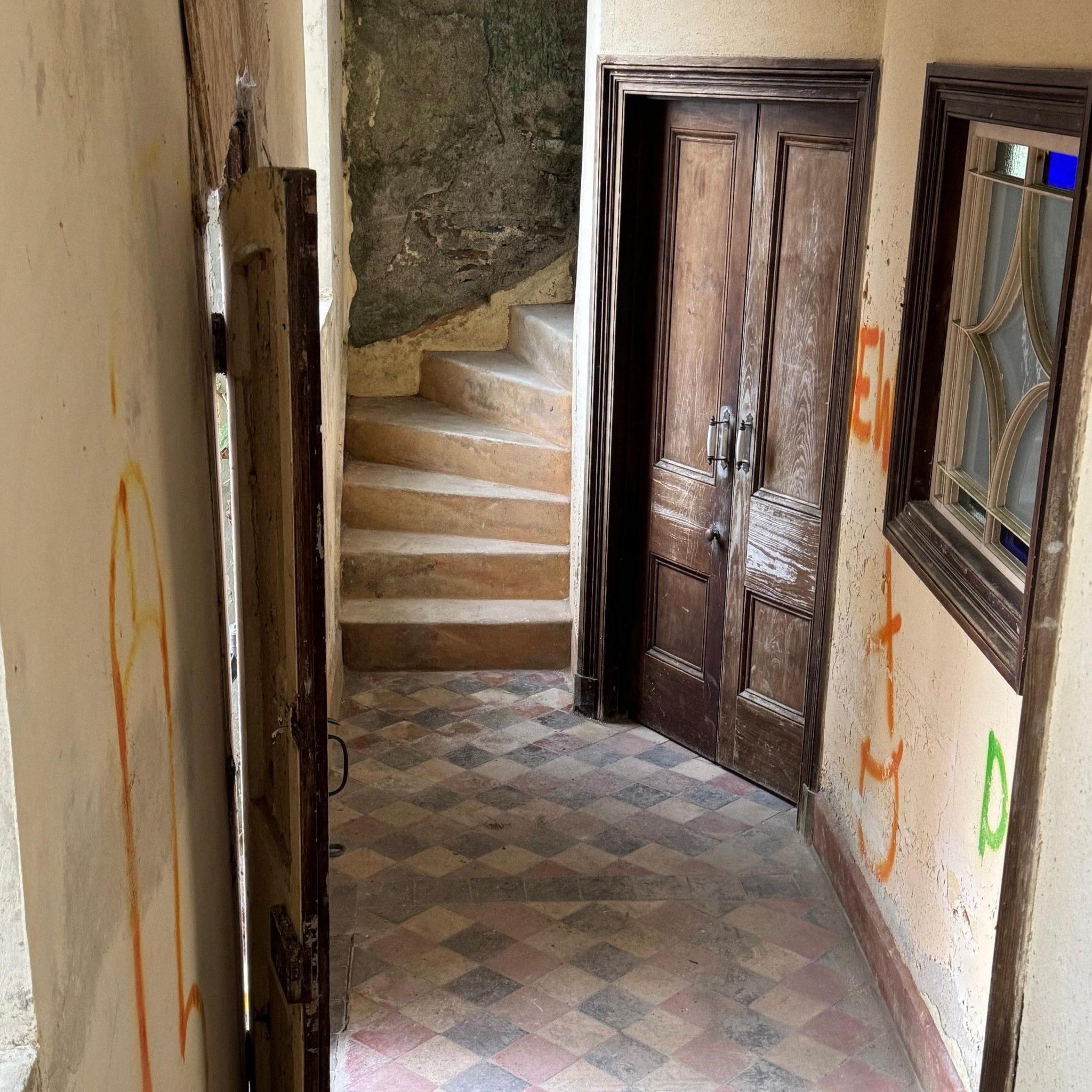 Graffiti yn y cyntedd