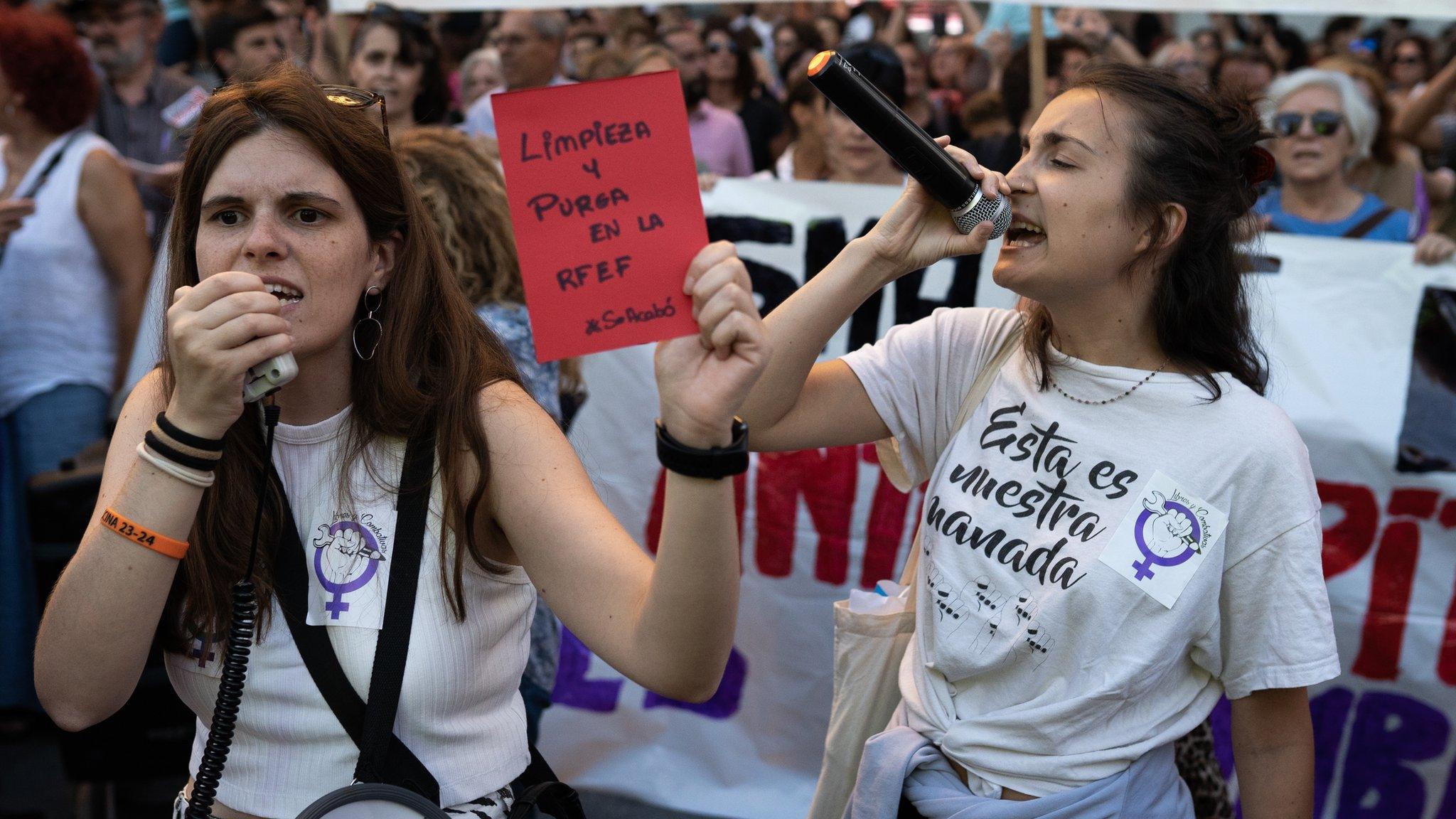 Spanish fans protest about Luis Rubiales